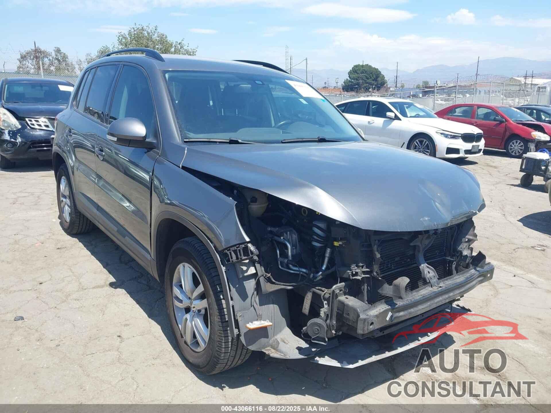 VOLKSWAGEN TIGUAN 2017 - WVGAV7AX7HK024981
