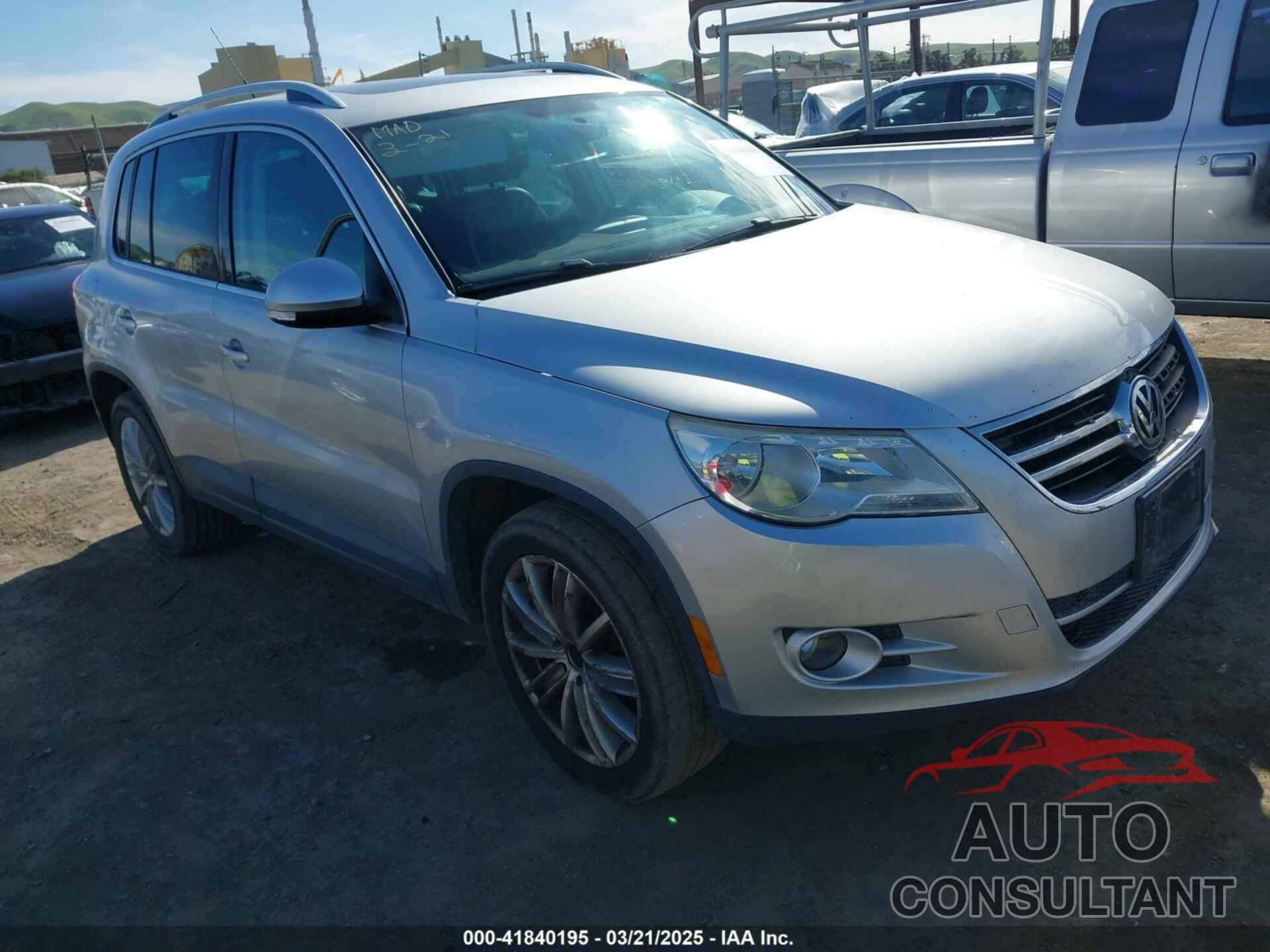 VOLKSWAGEN TIGUAN 2011 - WVGBV7AX4BW561845