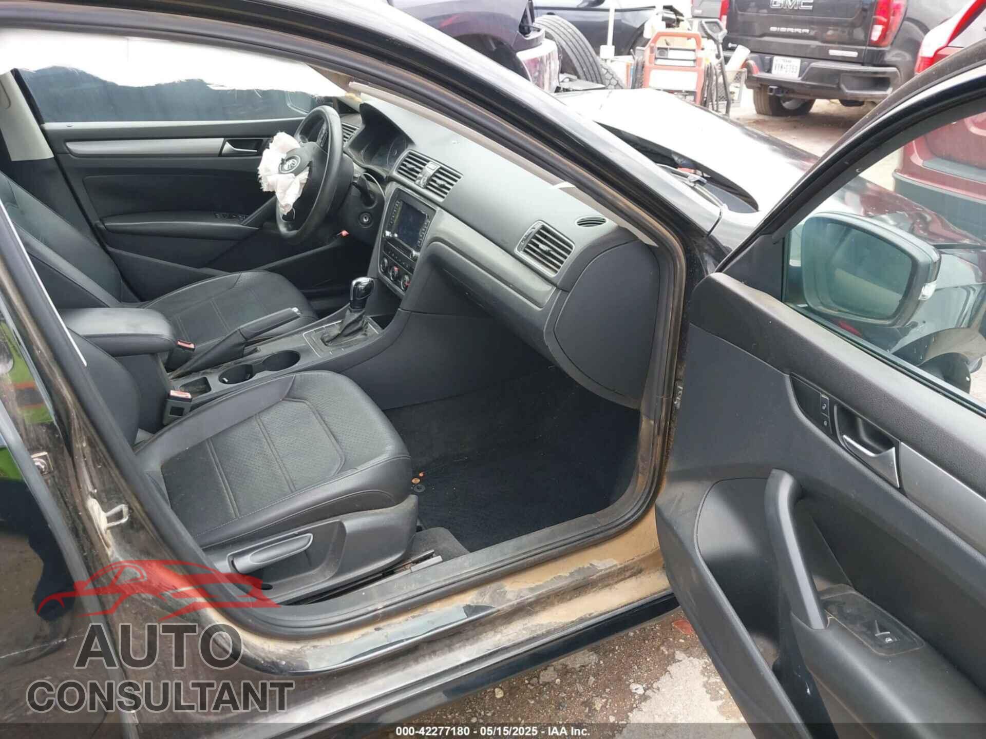 VOLKSWAGEN PASSAT 2013 - 1VWAP7A33DC142183