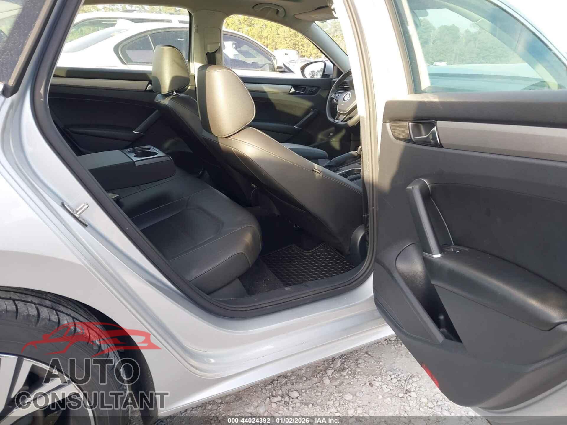 VOLKSWAGEN PASSAT 2021 - 1VWSA7A35MC014792