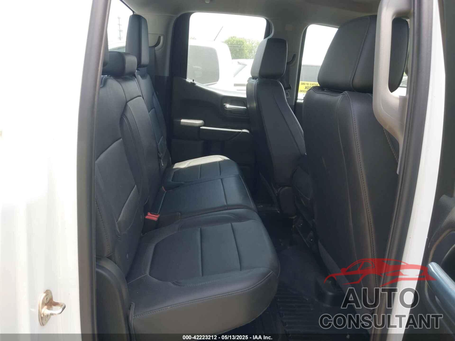 CHEVROLET SILVERADO 1500 2021 - 1GCRYAEF9MZ211203