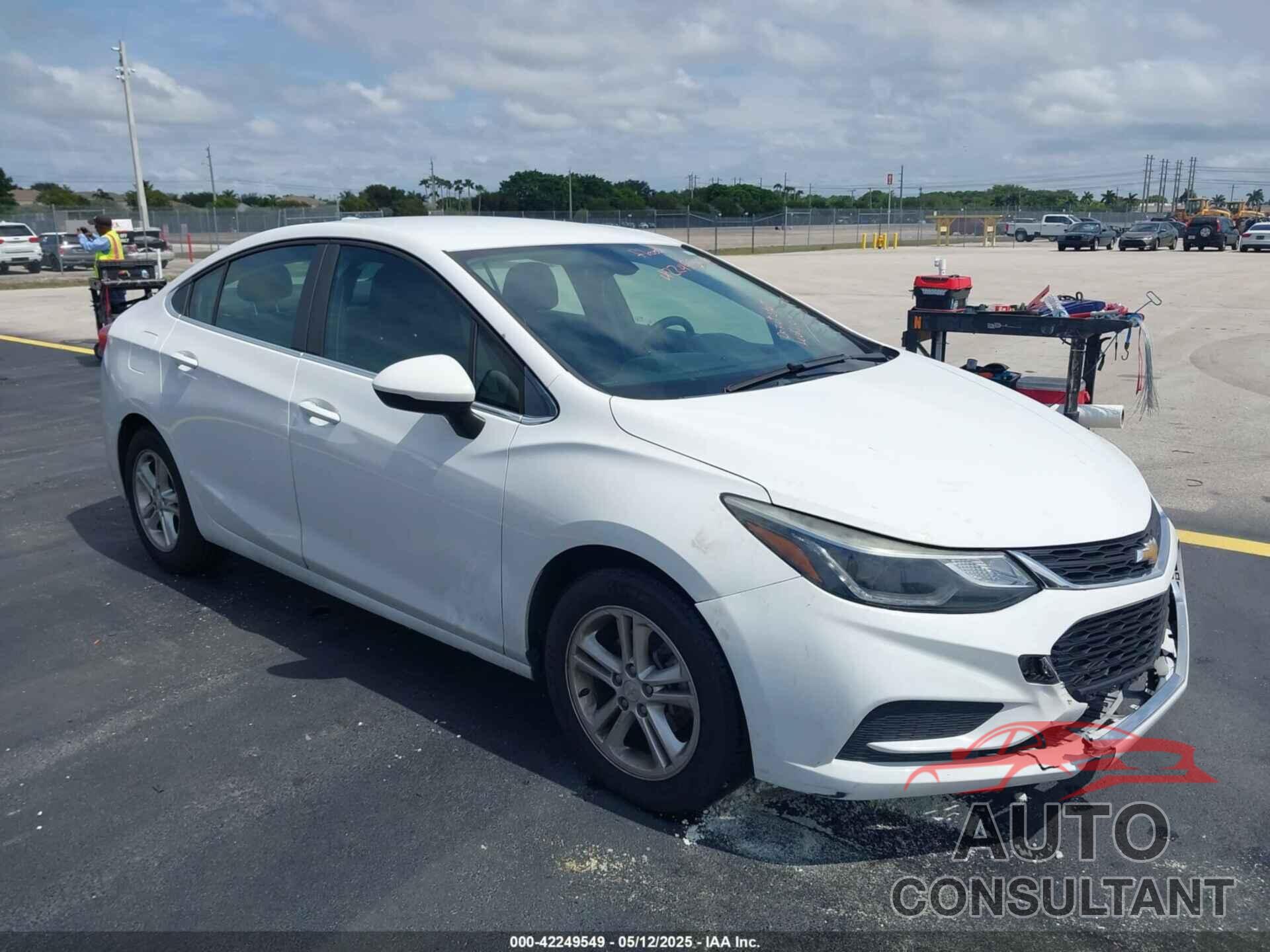 CHEVROLET CRUZE 2018 - 1G1BE5SM1J7177312