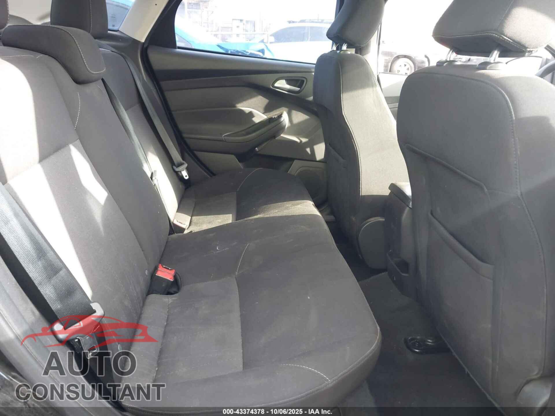 FORD FOCUS 2015 - 1FADP3F28FL221740