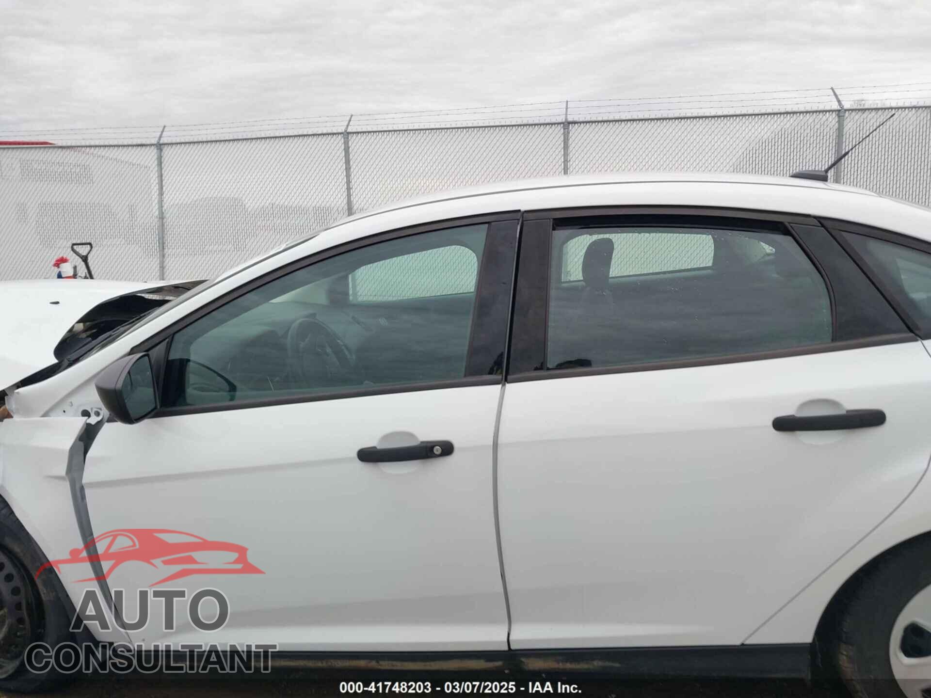 FORD FOCUS 2017 - 1FADP3E24HL307261