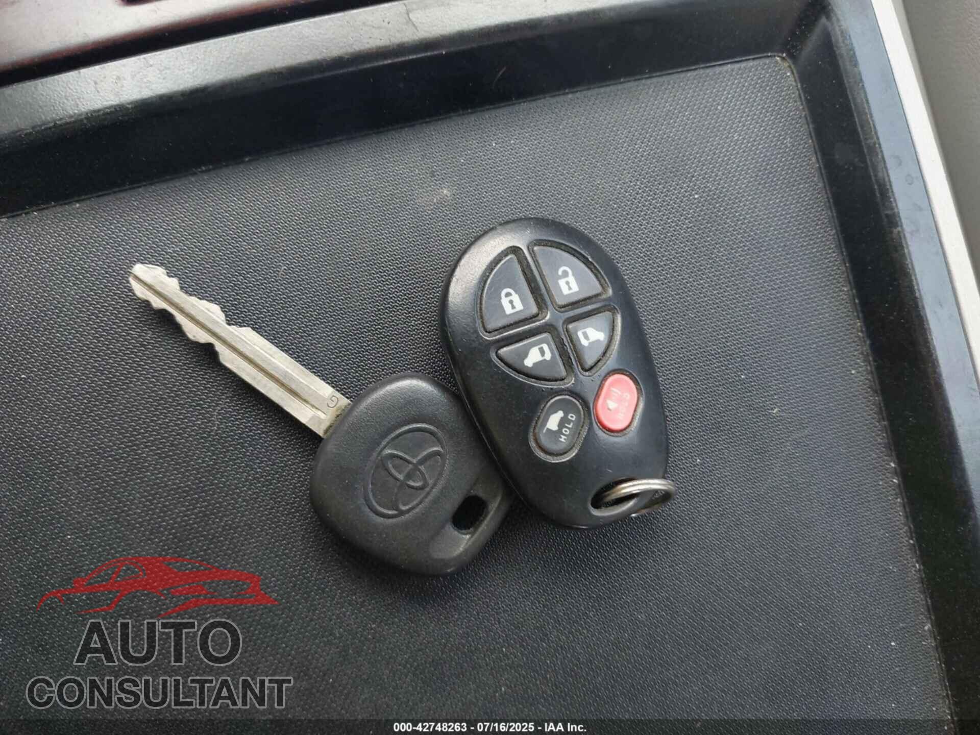 TOYOTA SIENNA 2011 - 5TDYK3DC1BS170080