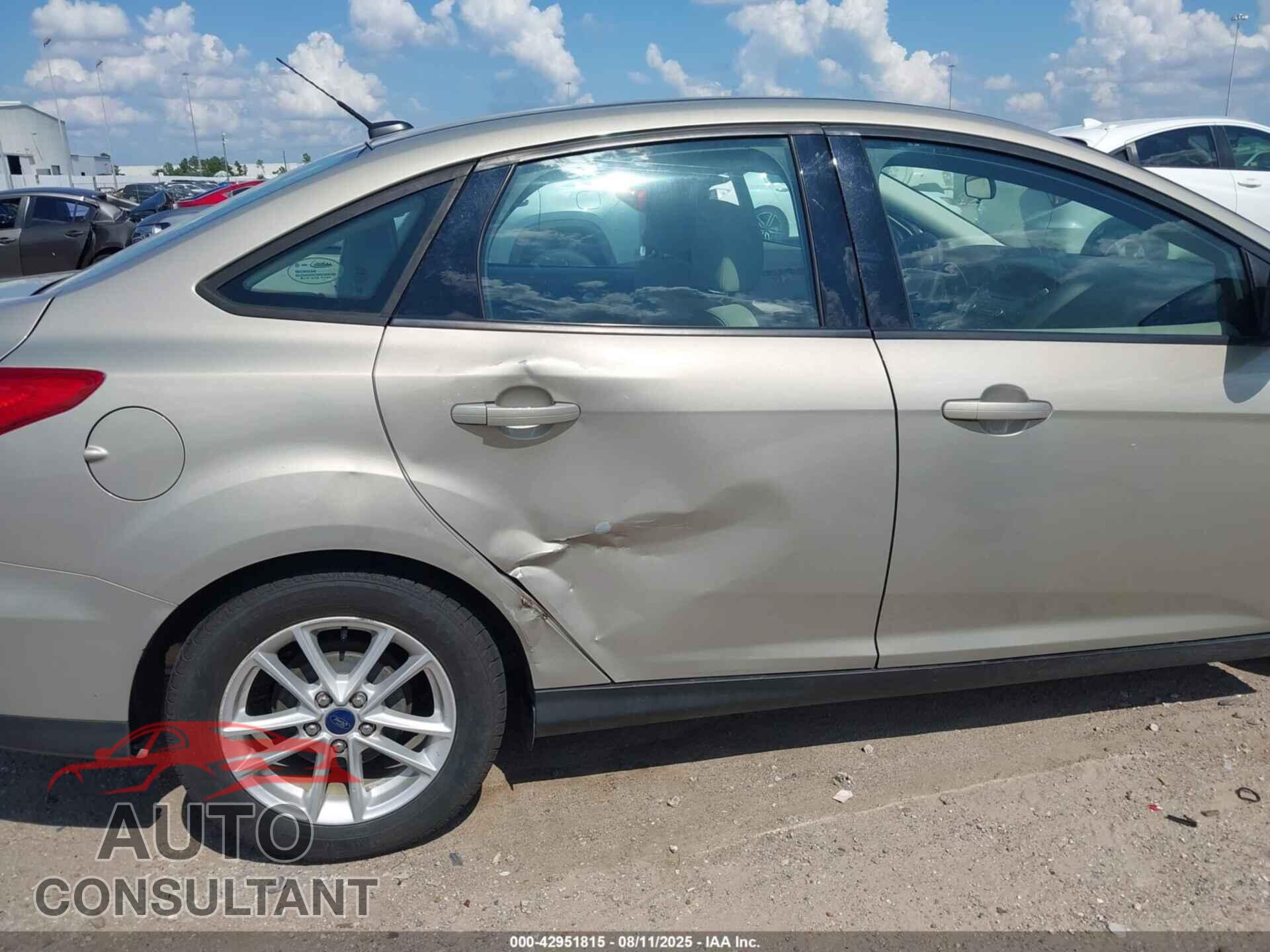 FORD FOCUS 2015 - 1FADP3F26FL210557