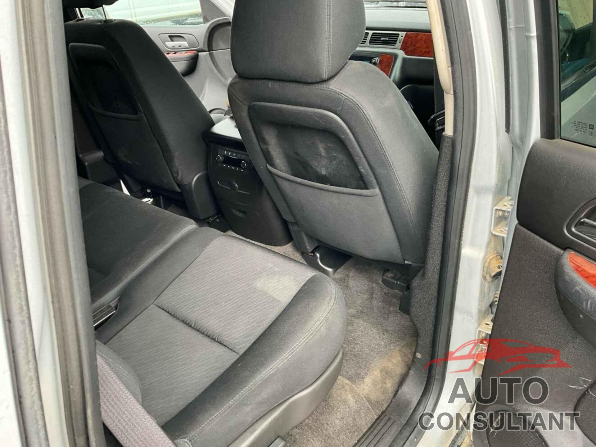 CHEVROLET TAHOE 2013 - 1GNSKAE01DR273877