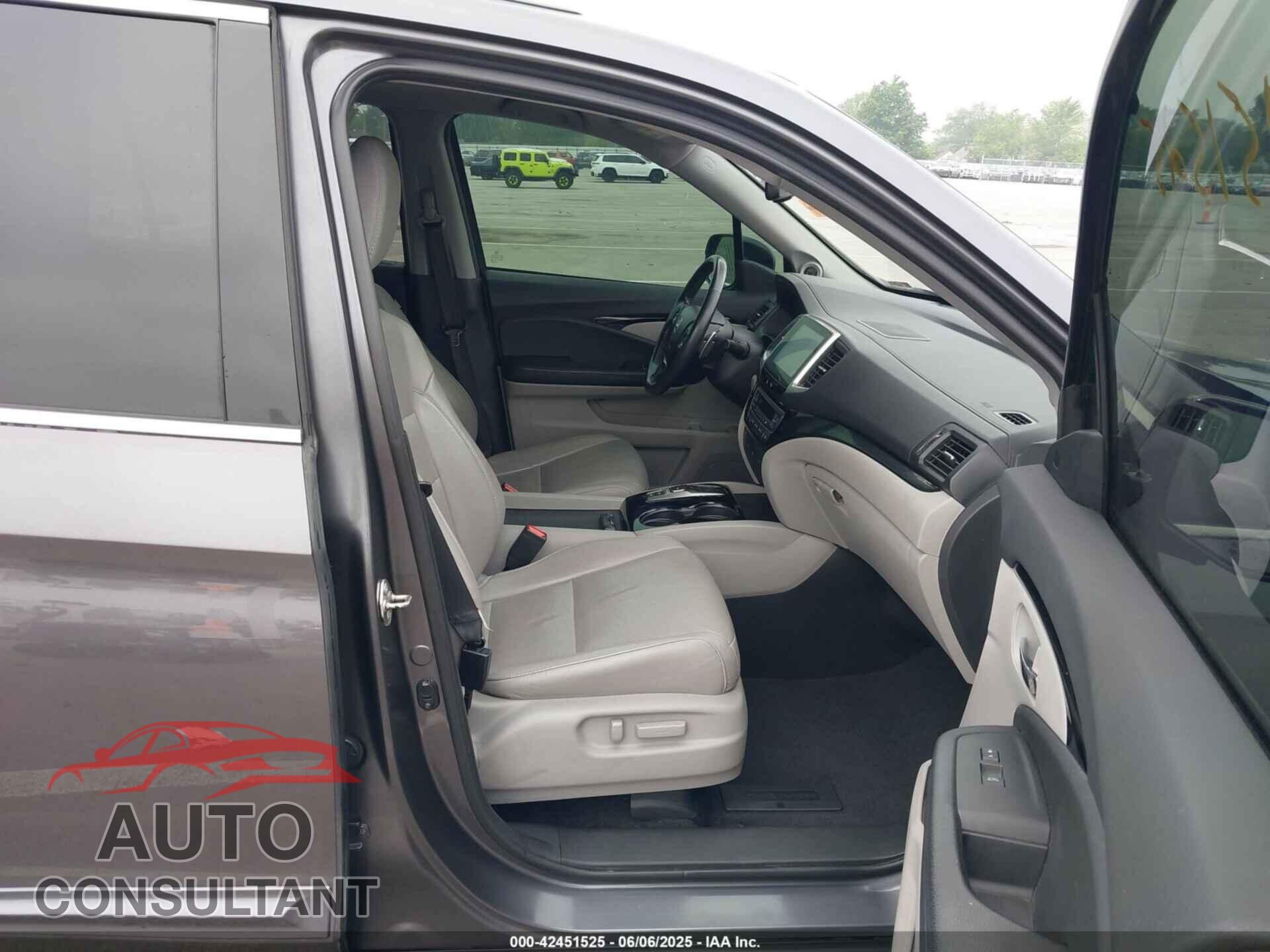 HONDA PILOT 2017 - 5FNYF6H06HB020680