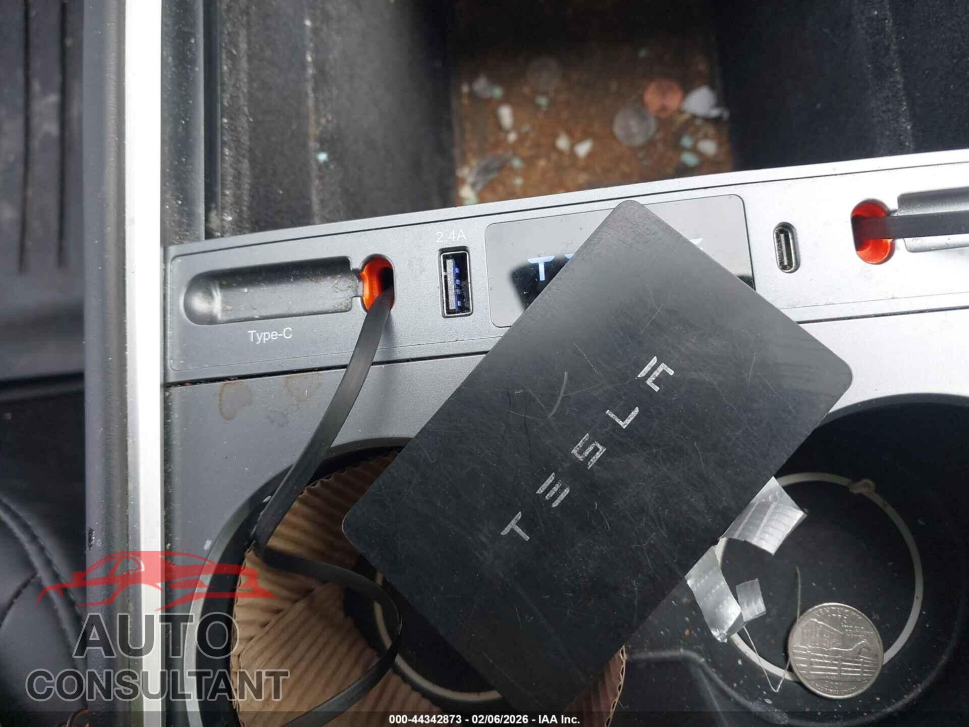 TESLA MODEL Y 2024 - 7SAYGAEE1RF201190