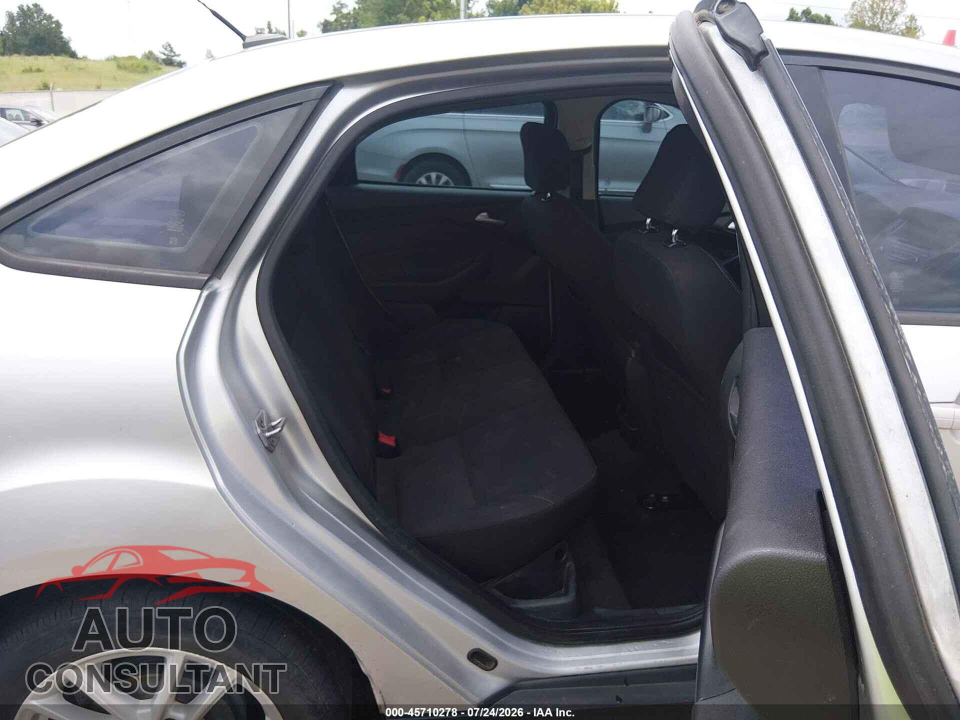 FORD FOCUS 2017 - 1FADP3F28HL315183