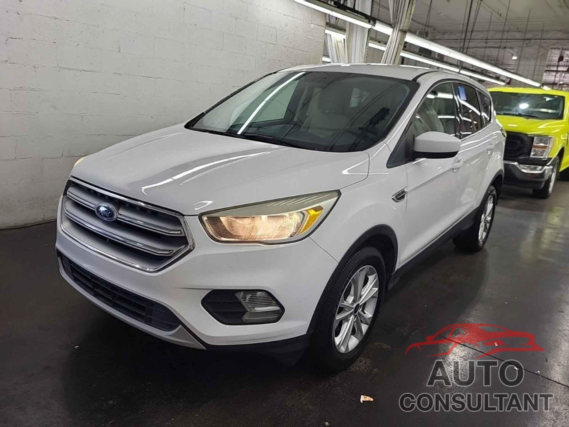 FORD ESCAPE 2017 - 1FMCU0GD7HUC04112