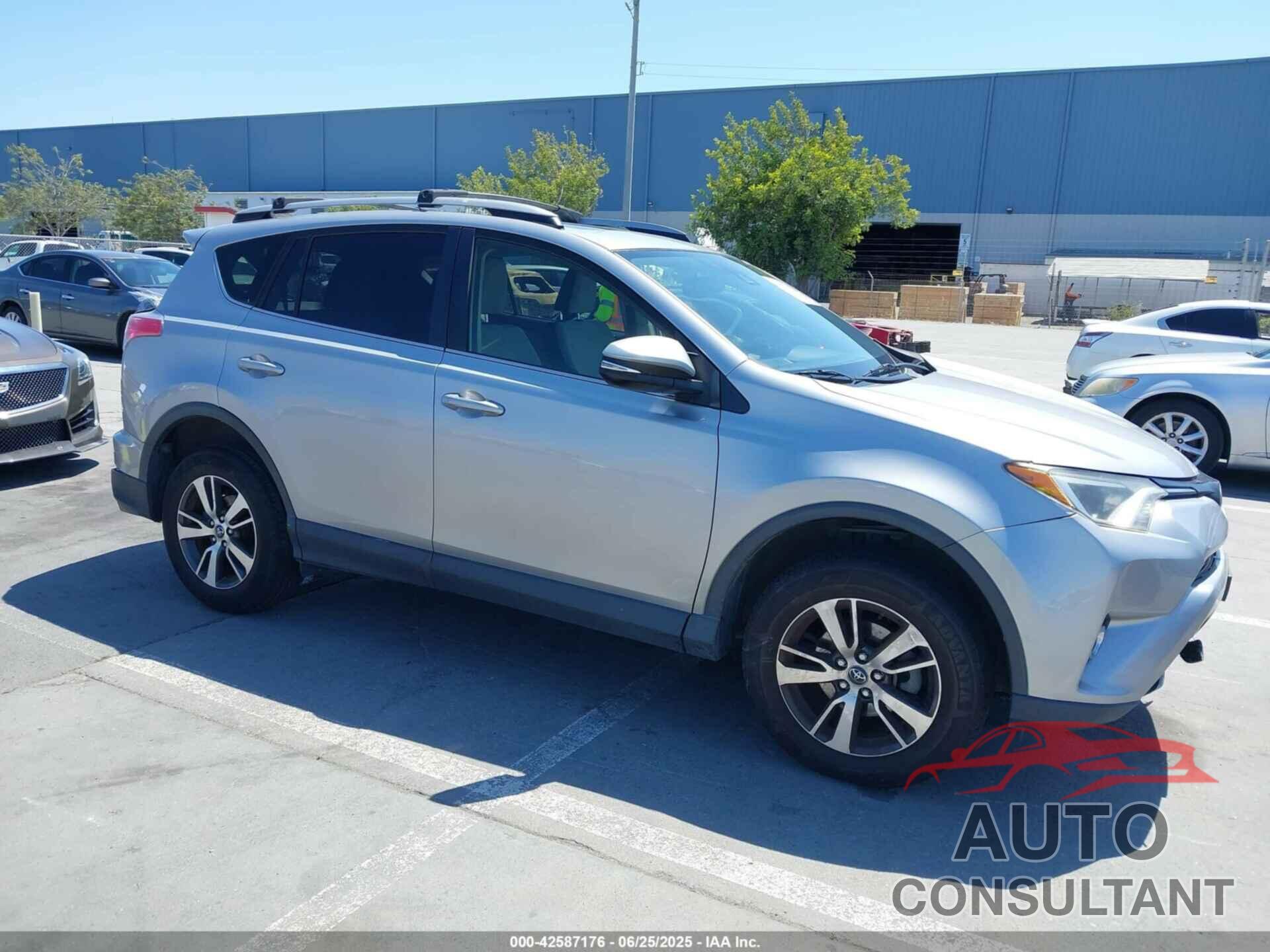 TOYOTA RAV4 2018 - JTMRFREV2JJ260751