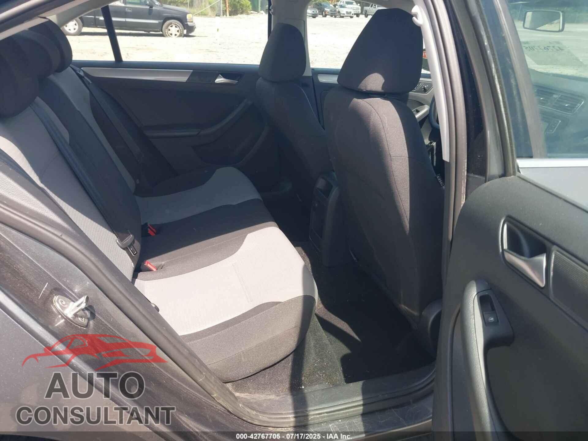 VOLKSWAGEN JETTA 2017 - 3VW2B7AJ5HM380400