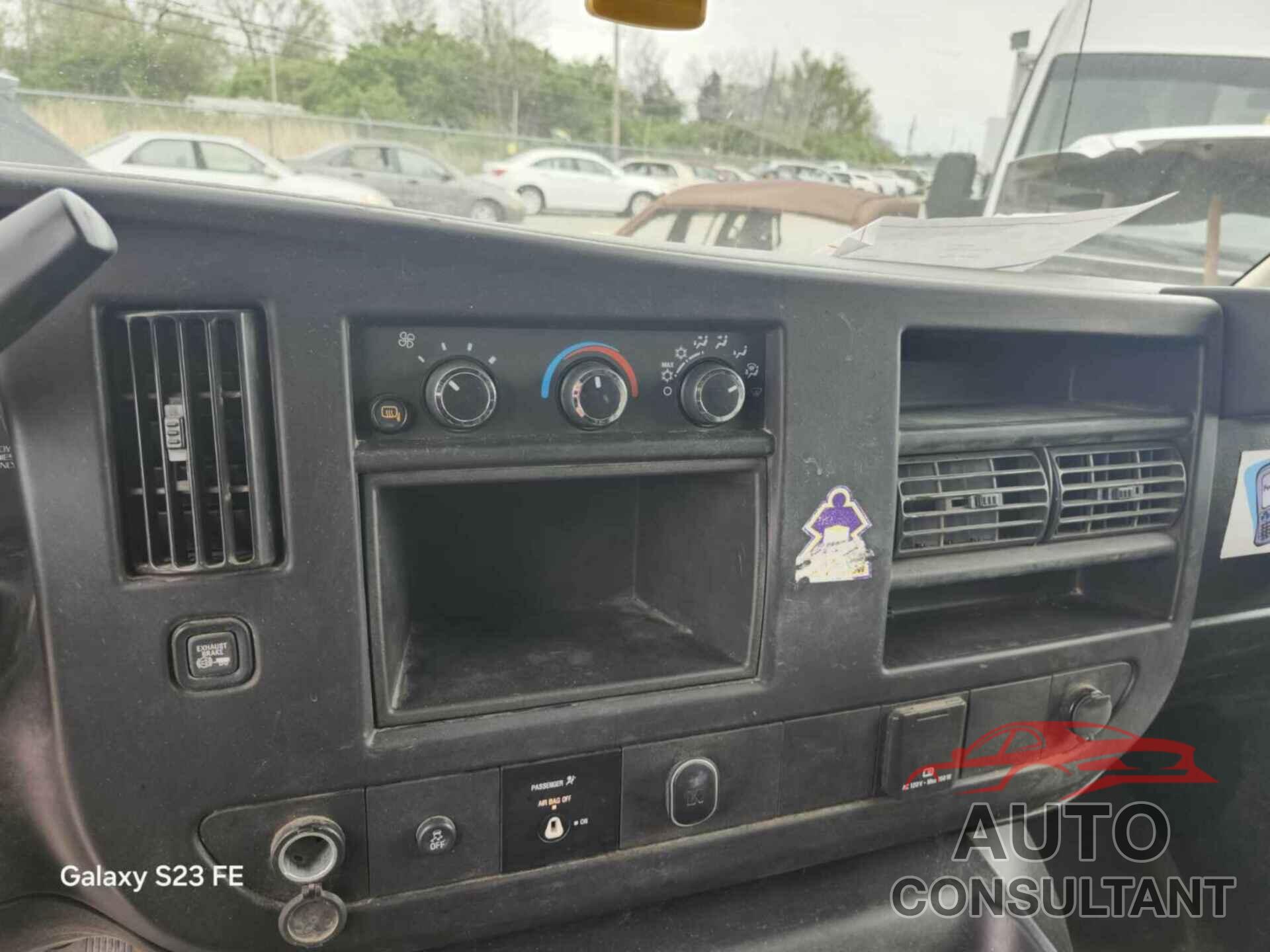 CHEVROLET EXPRESS G2500 2019 - 1GCWGAF17K1210023