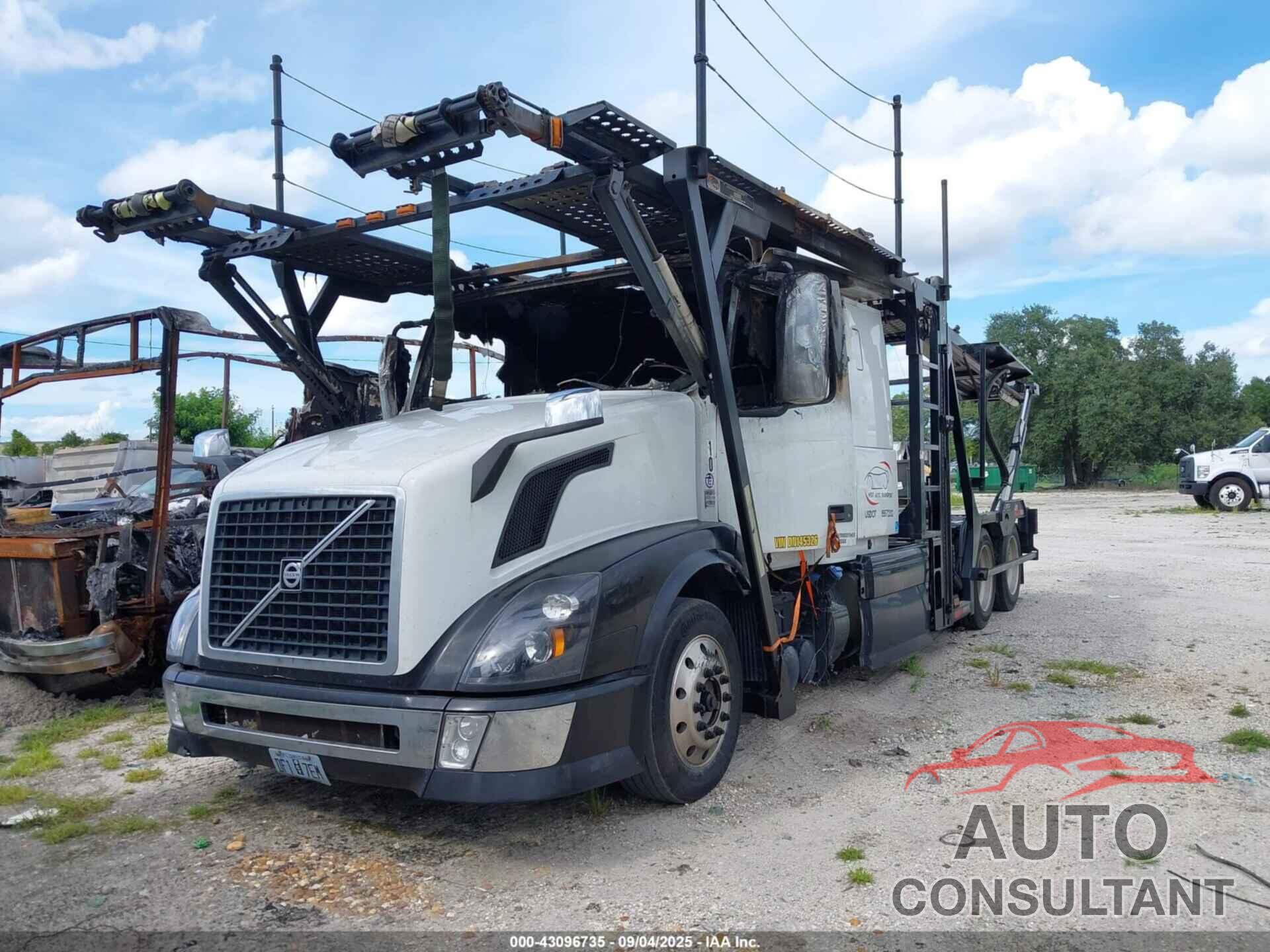 VOLVO VN 2013 - 4V5NC9EJ2DN145326