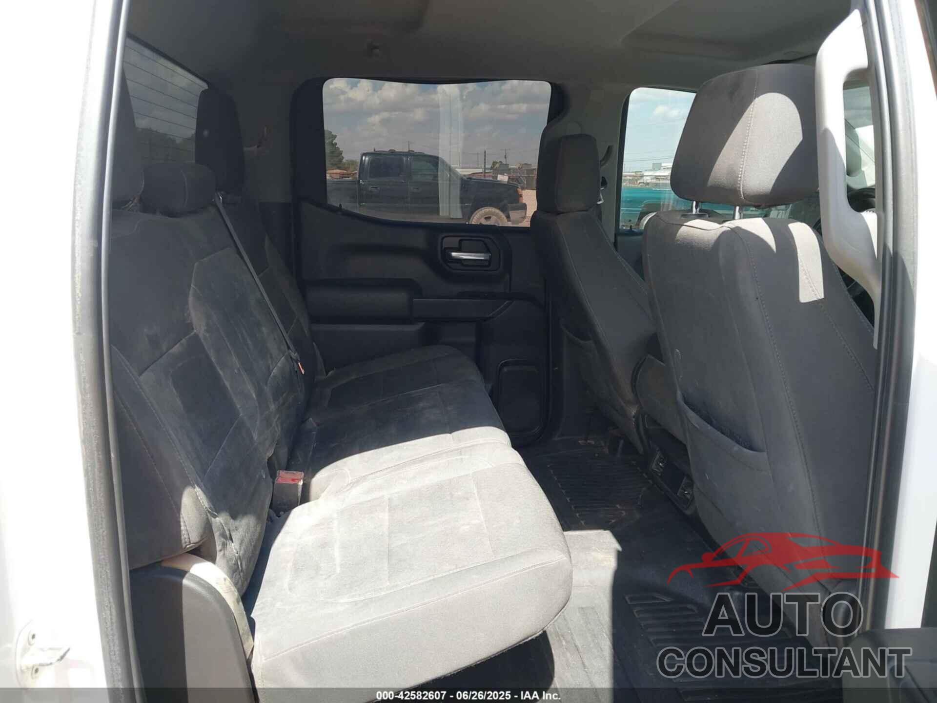 CHEVROLET SILVERADO 1500 2021 - 1GCUYAEF8MZ367789