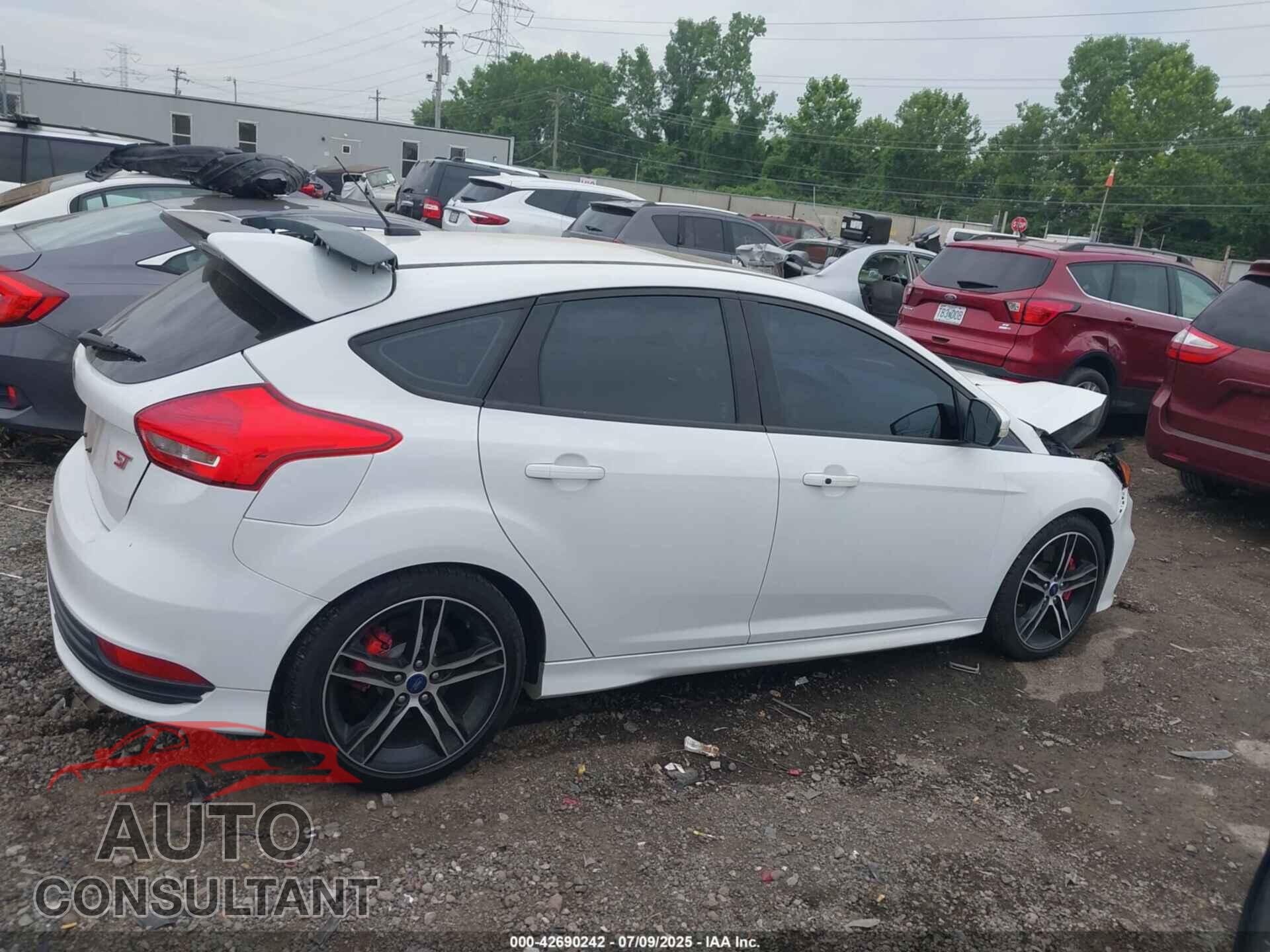 FORD FOCUS 2017 - 1FADP3L97HL257326