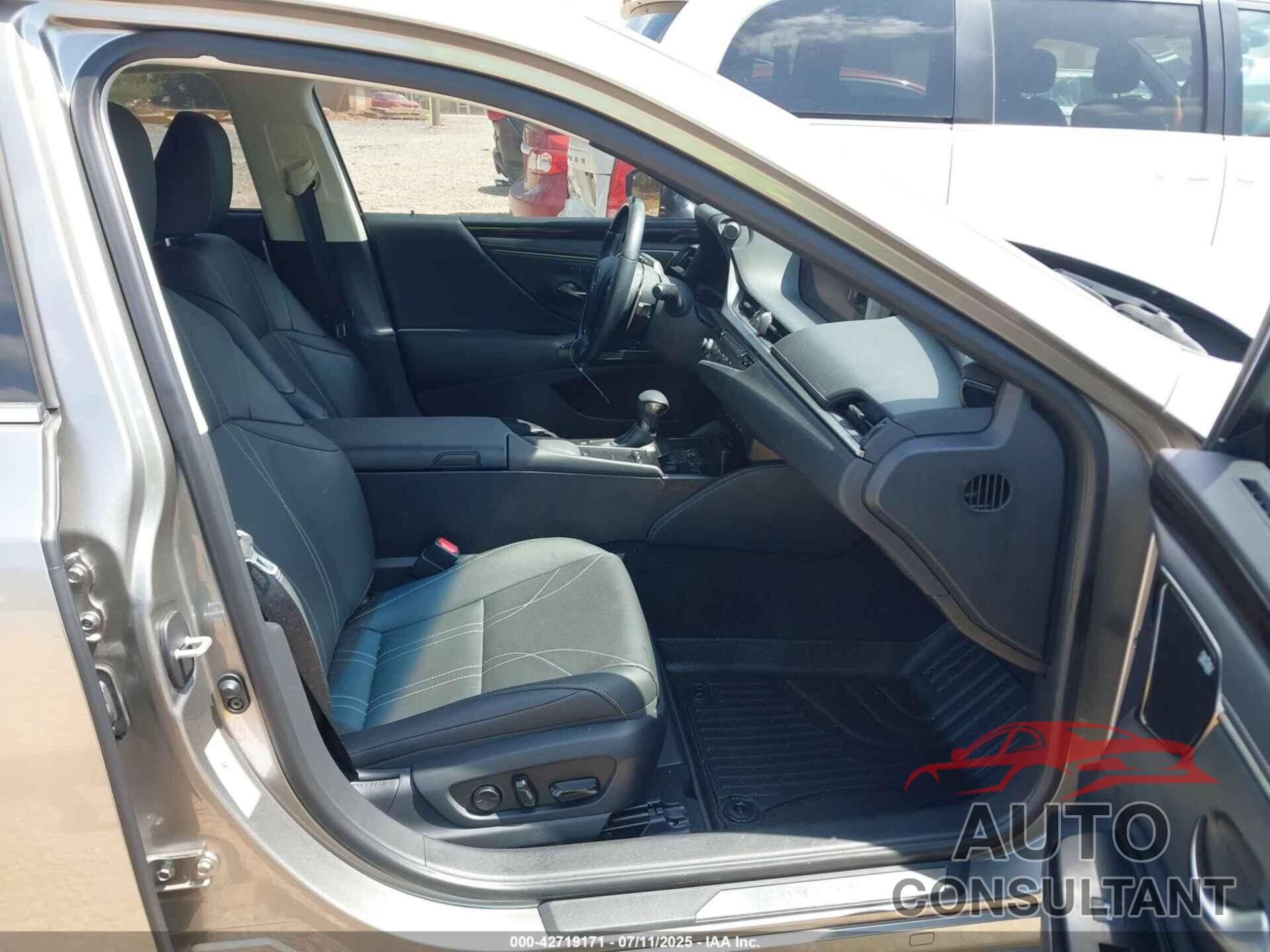 LEXUS ES 300H 2019 - JTHB21B17K2051760