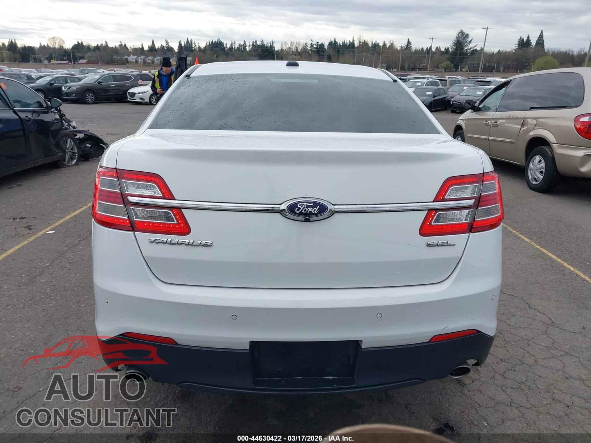 FORD TAURUS 2018 - 1FAHP2E87JG118814