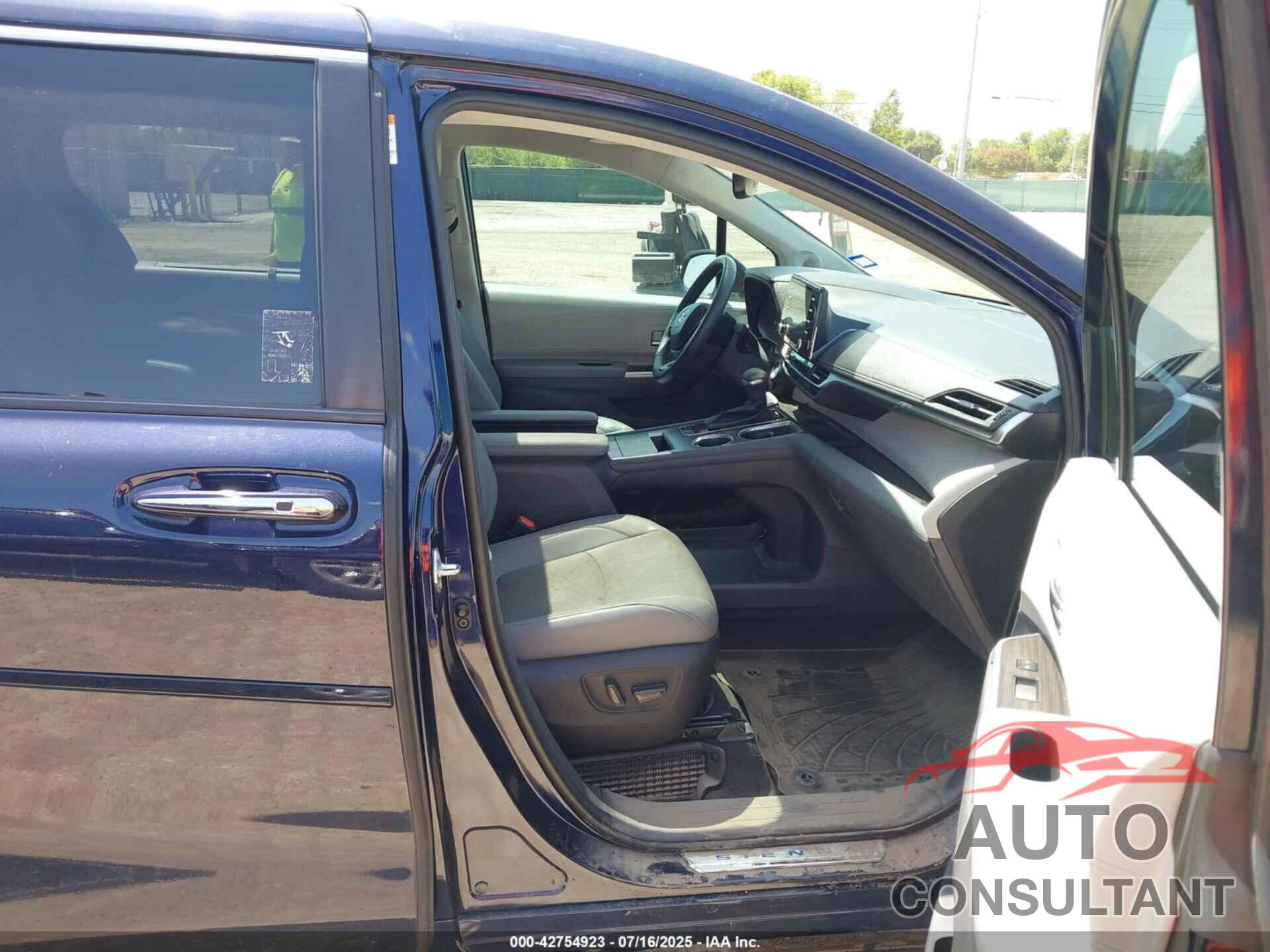 TOYOTA SIENNA 2022 - 5TDZRKEC4NS134753