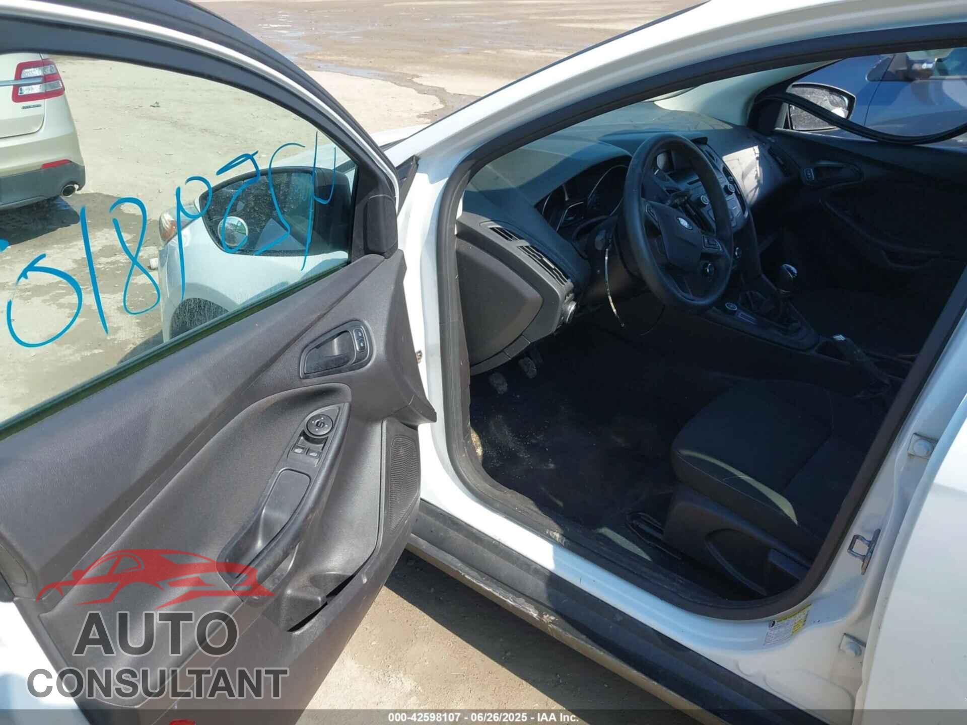 FORD FOCUS 2015 - 1FADP3E26FL217266