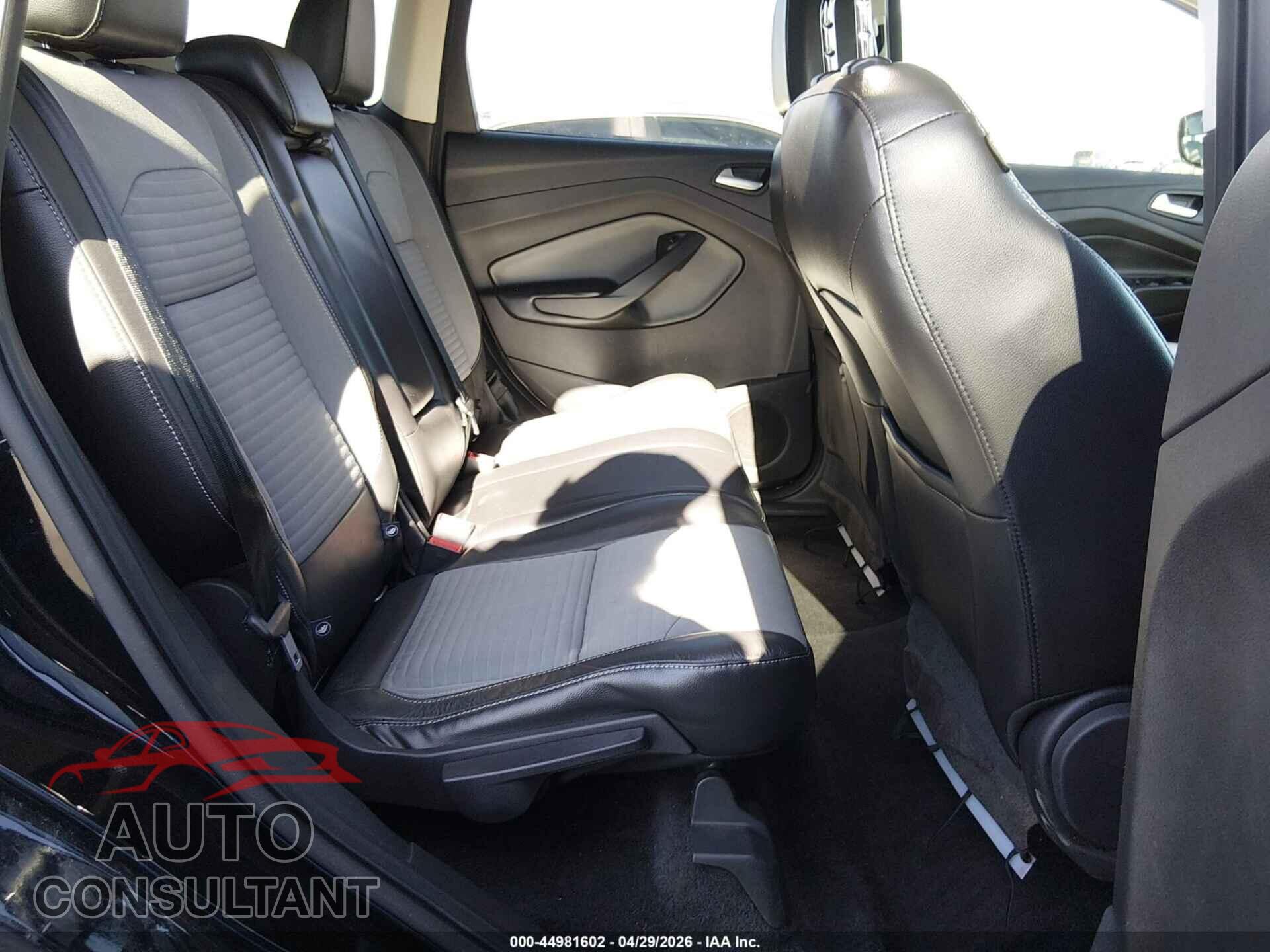 FORD ESCAPE 2017 - 1FMCU0G90HUE73967