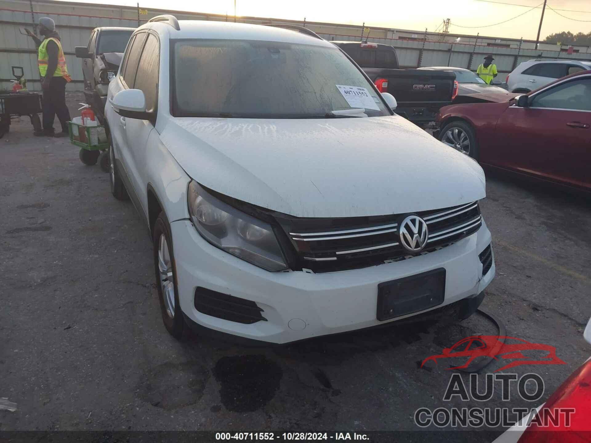 VOLKSWAGEN TIGUAN 2017 - WVGAV7AX8HK041756