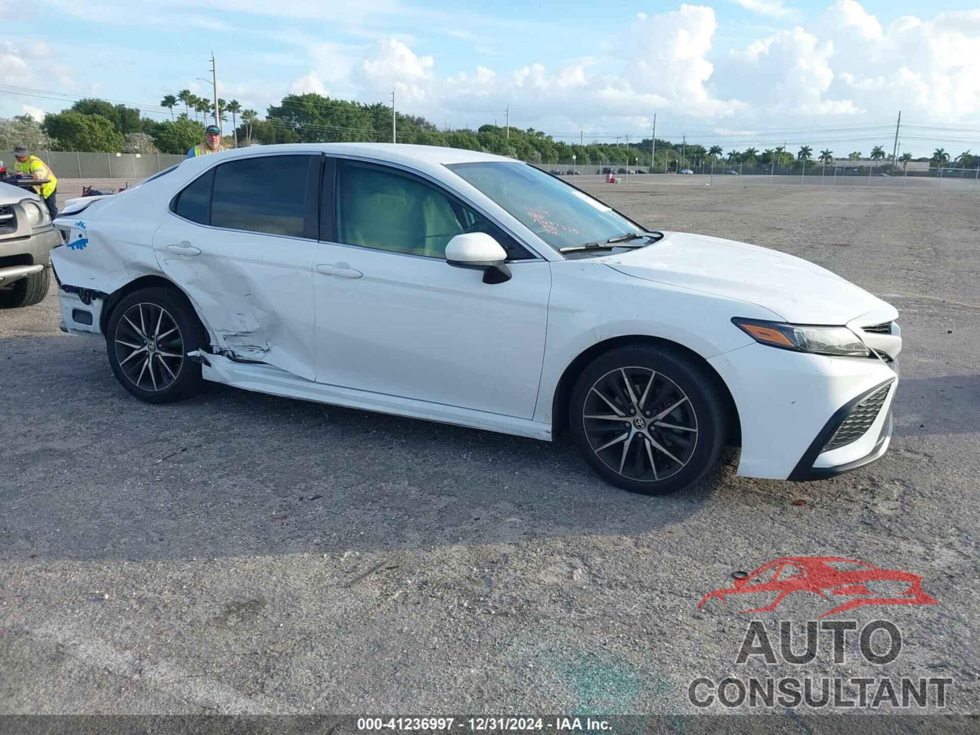 TOYOTA CAMRY 2021 - 4T1G11AK5MU552315
