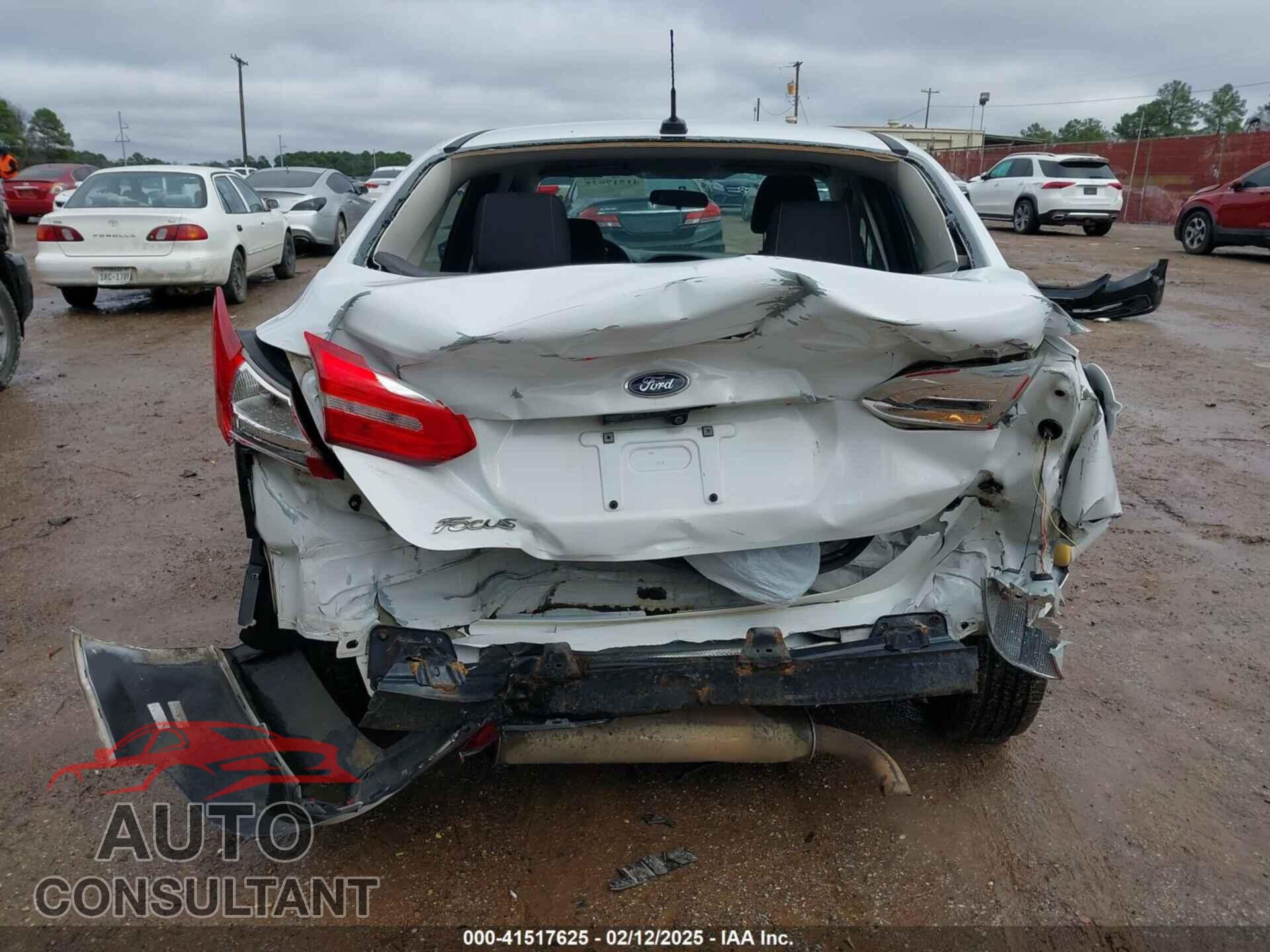 FORD FOCUS 2015 - 1FADP3E26FL376255