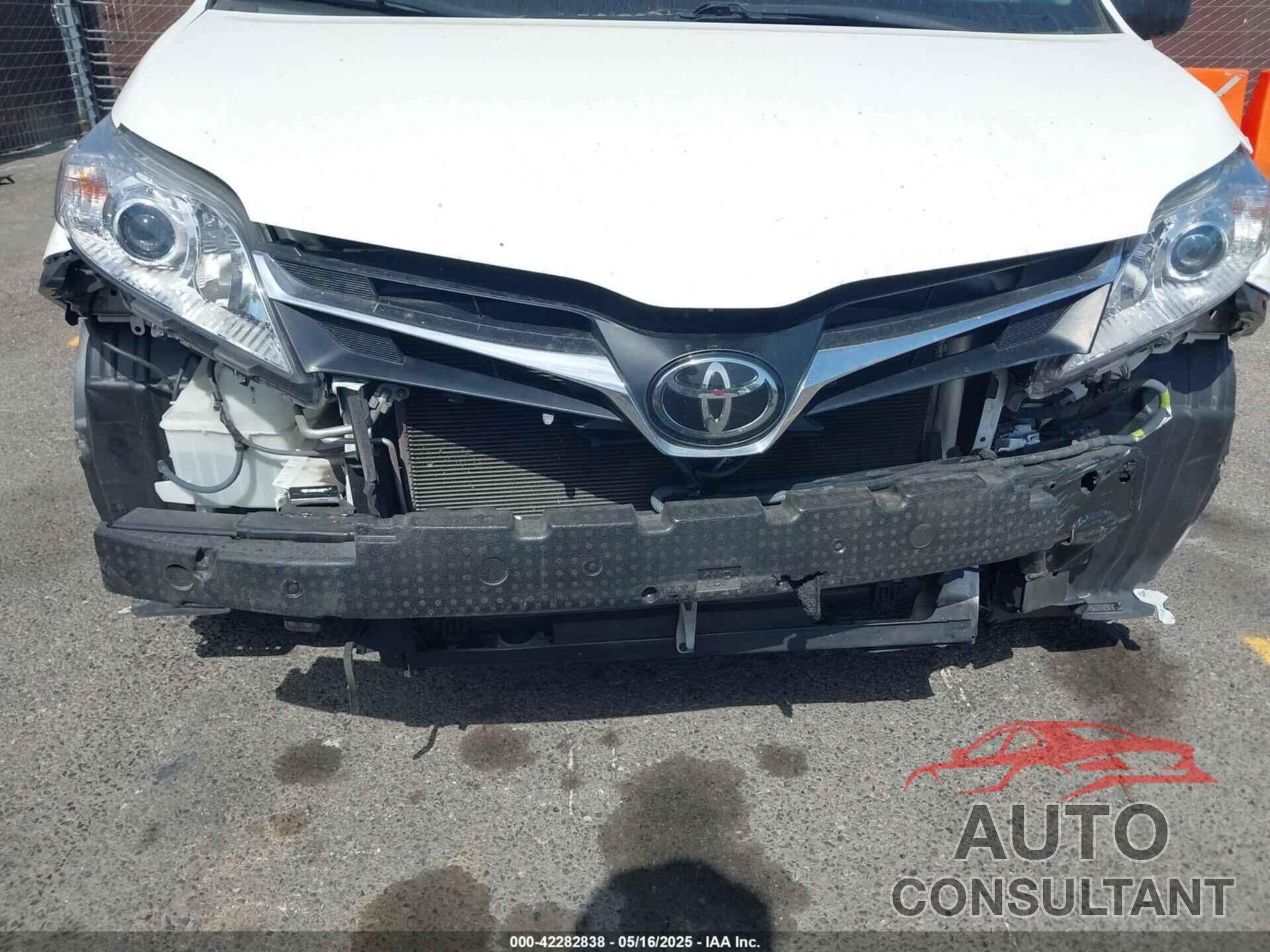 TOYOTA SIENNA 2019 - 5TDKZ3DC2KS004815