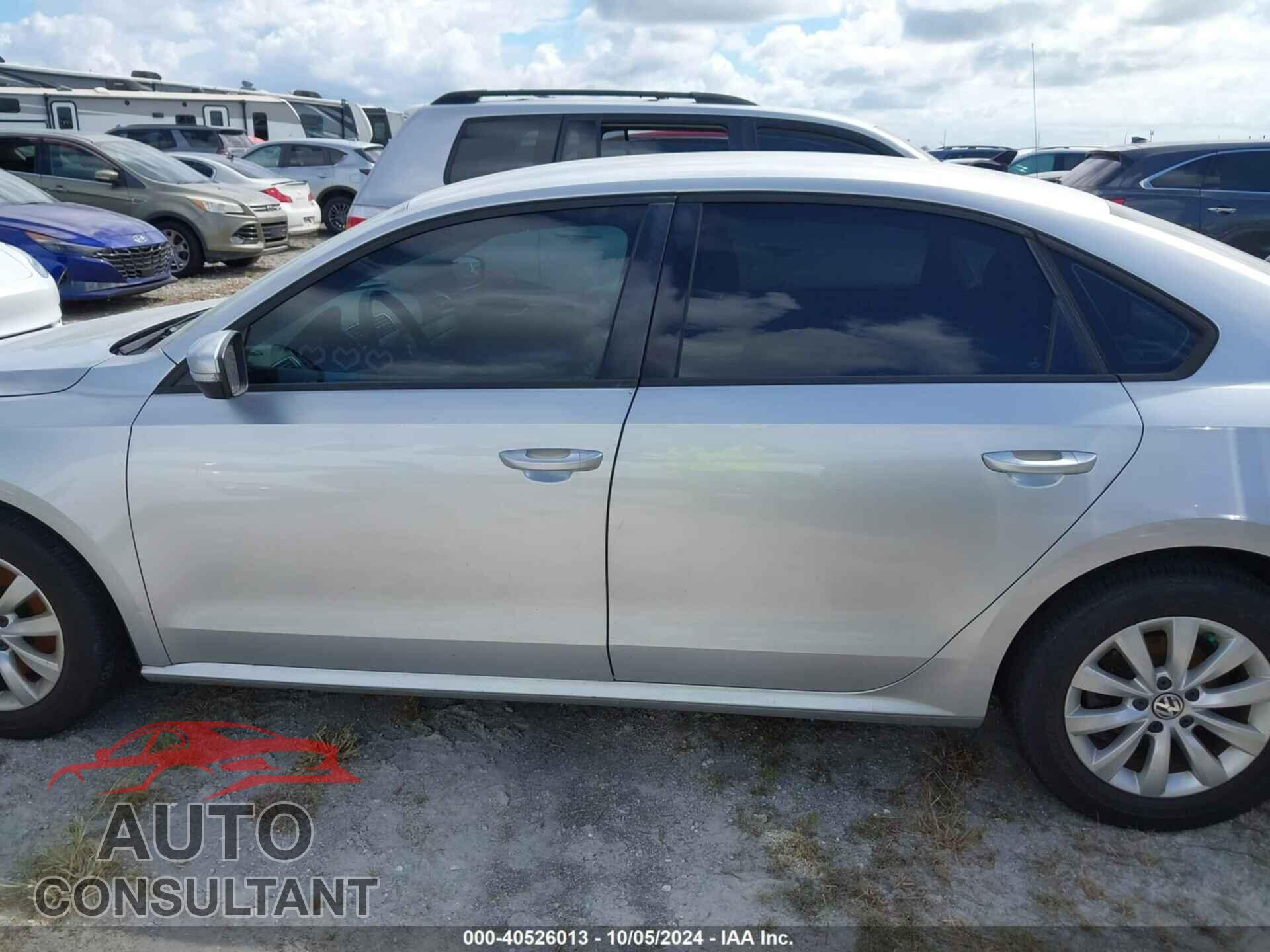 VOLKSWAGEN PASSAT 2015 - 1VWAT7A39FC032608