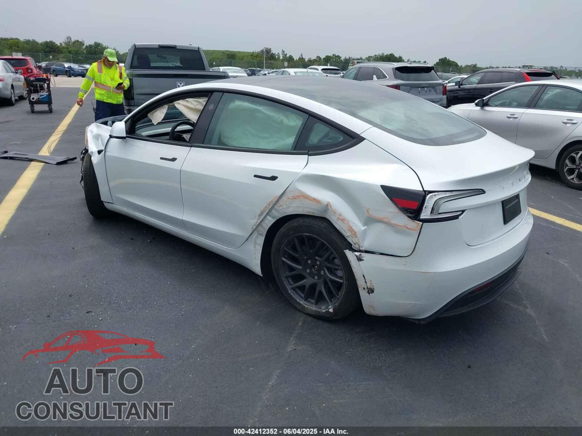 TESLA MODEL 3 2025 - 5YJ3E1EA2SF981877