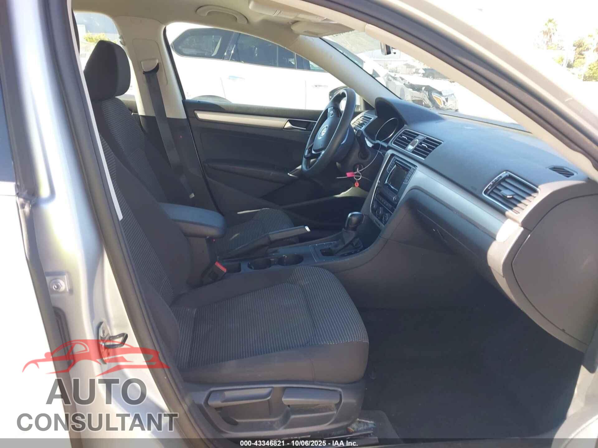 VOLKSWAGEN PASSAT 2017 - 1VWAT7A35HC061932