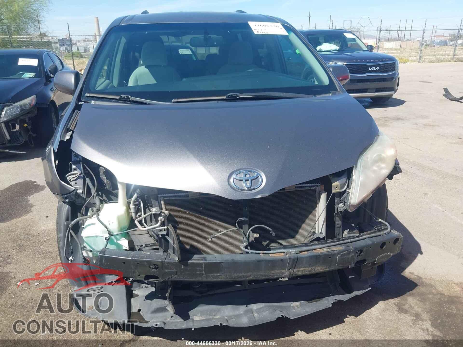 TOYOTA SIENNA 2017 - 5TDKZ3DC8HS874772