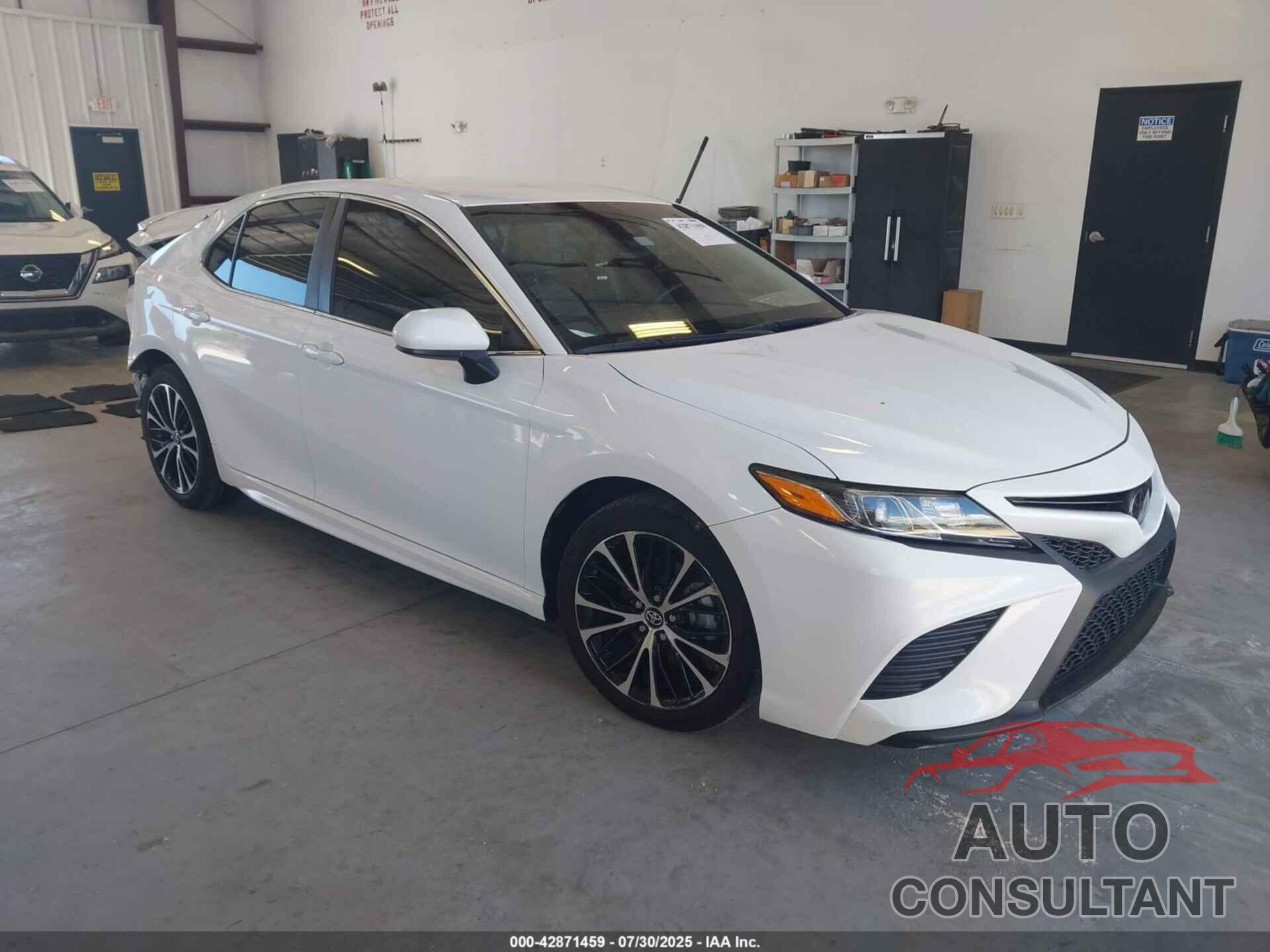 TOYOTA CAMRY 2018 - 4T1B11HK0JU096641