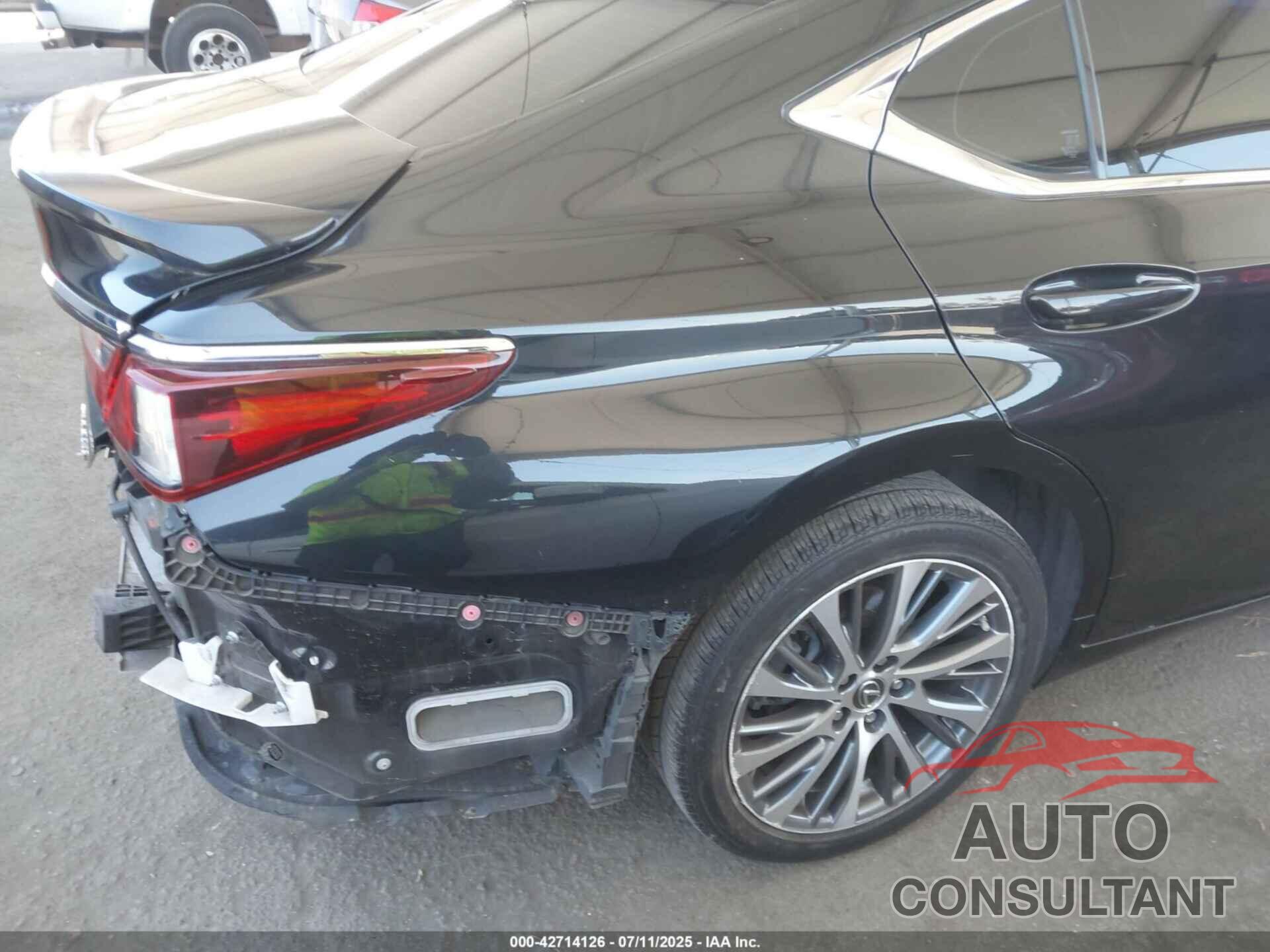 LEXUS ES 300H 2019 - JTHB21B13K2043784