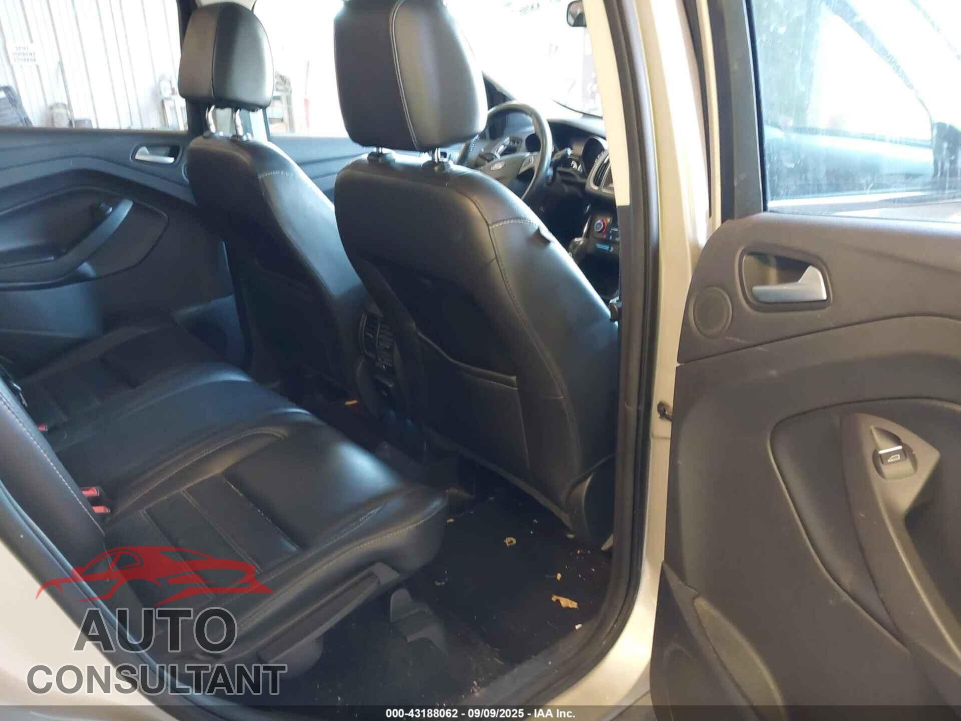 FORD ESCAPE 2017 - 1FMCU9J90HUD87796