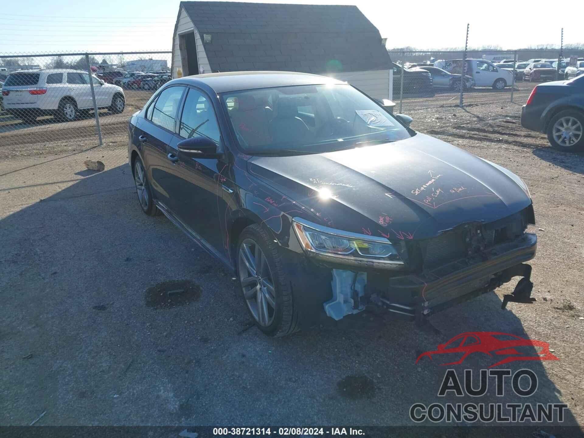 VOLKSWAGEN PASSAT 2018 - 1VWAA7A30JC008552