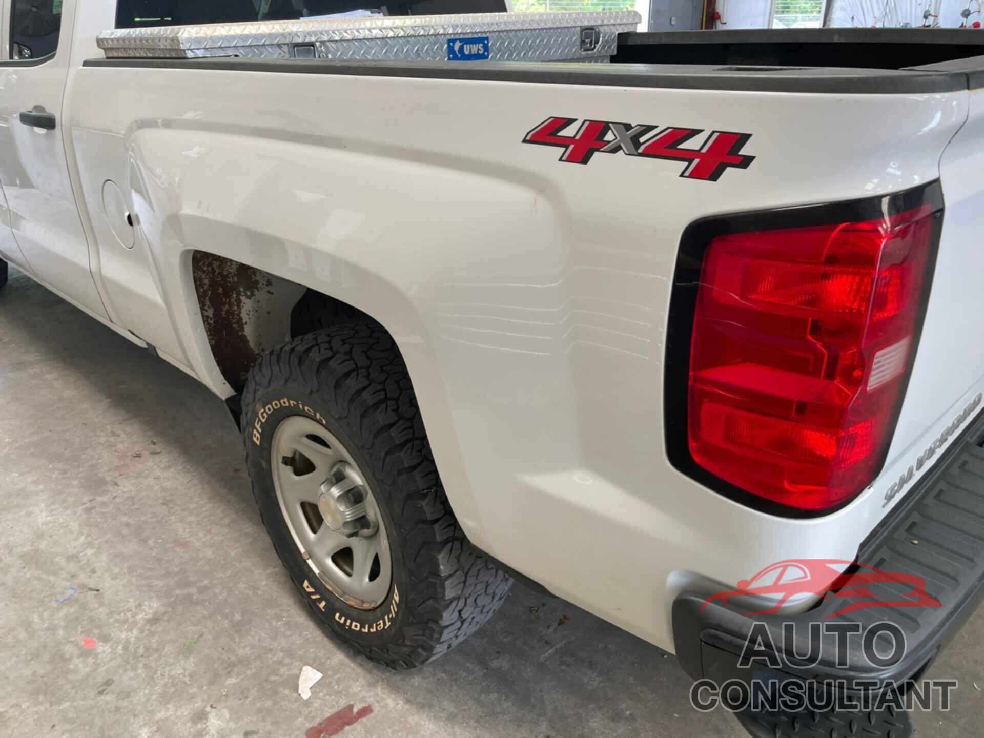 CHEVROLET SILVERADO 1500 2018 - 1GCVKNEC1JZ306881