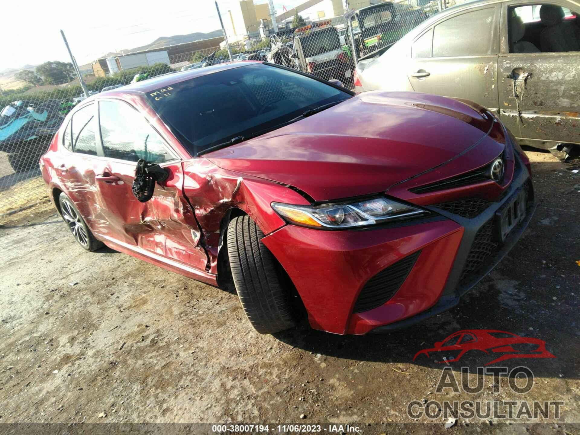 TOYOTA CAMRY 2018 - 4T1B11HK5JU570633