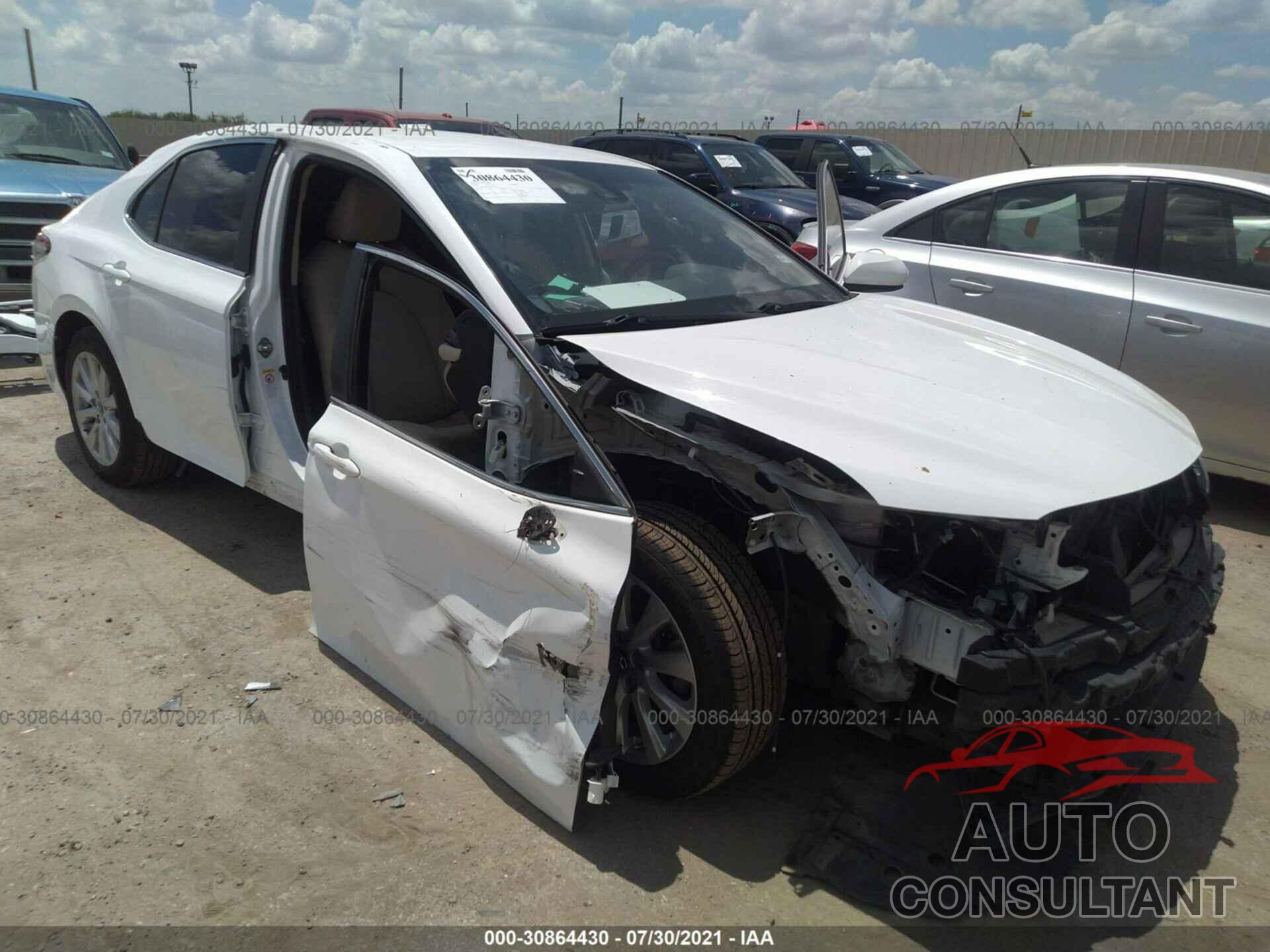 TOYOTA CAMRY 2018 - 4T1B11HK8JU041810