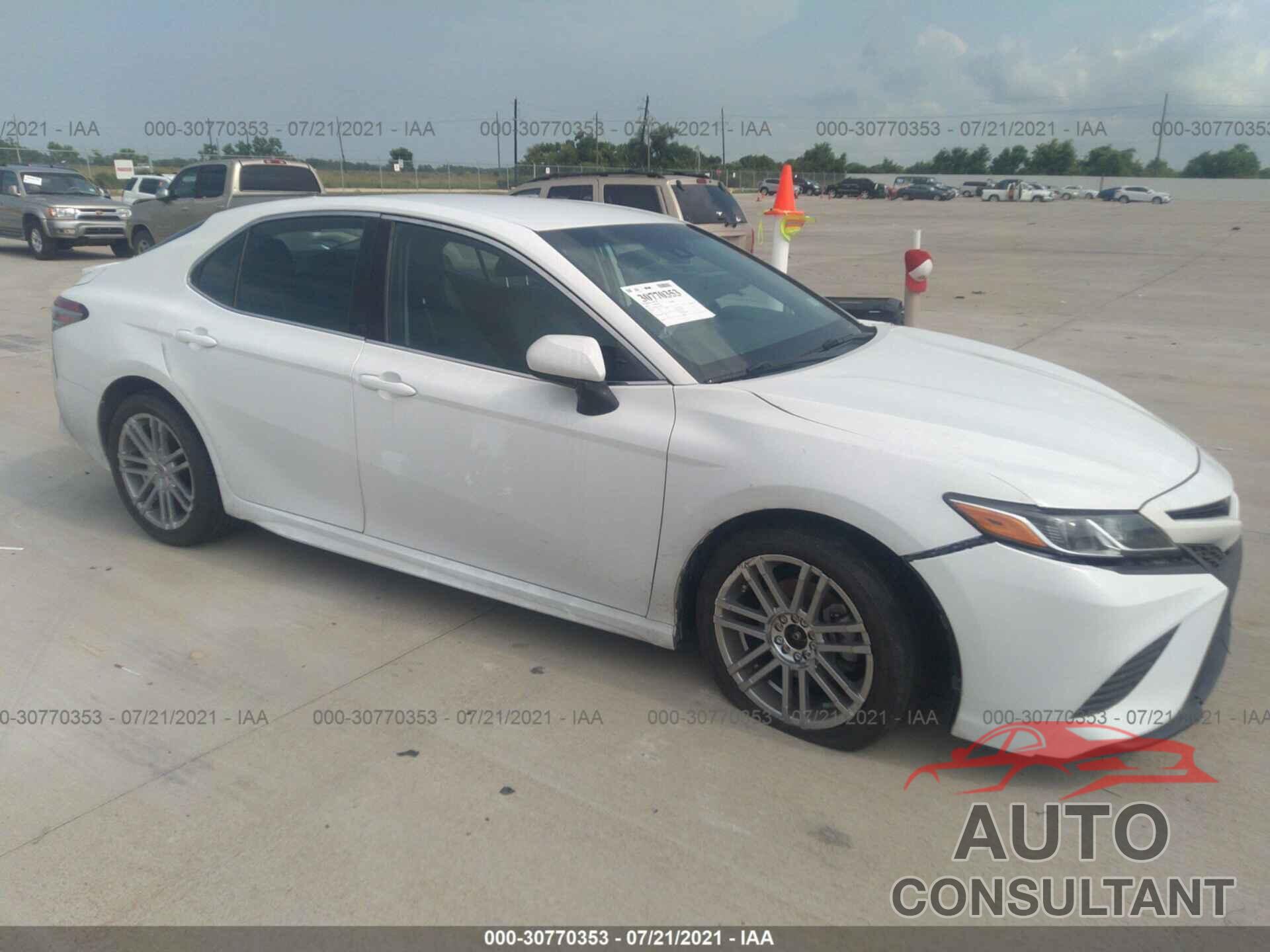 TOYOTA CAMRY 2018 - 4T1B11HK2JU079825