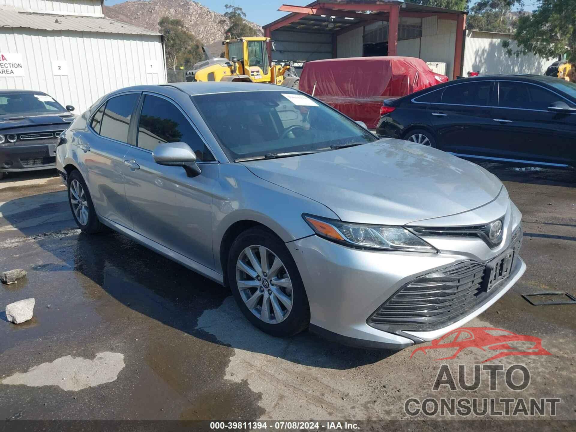 TOYOTA CAMRY 2018 - 4T1B11HK1JU090475