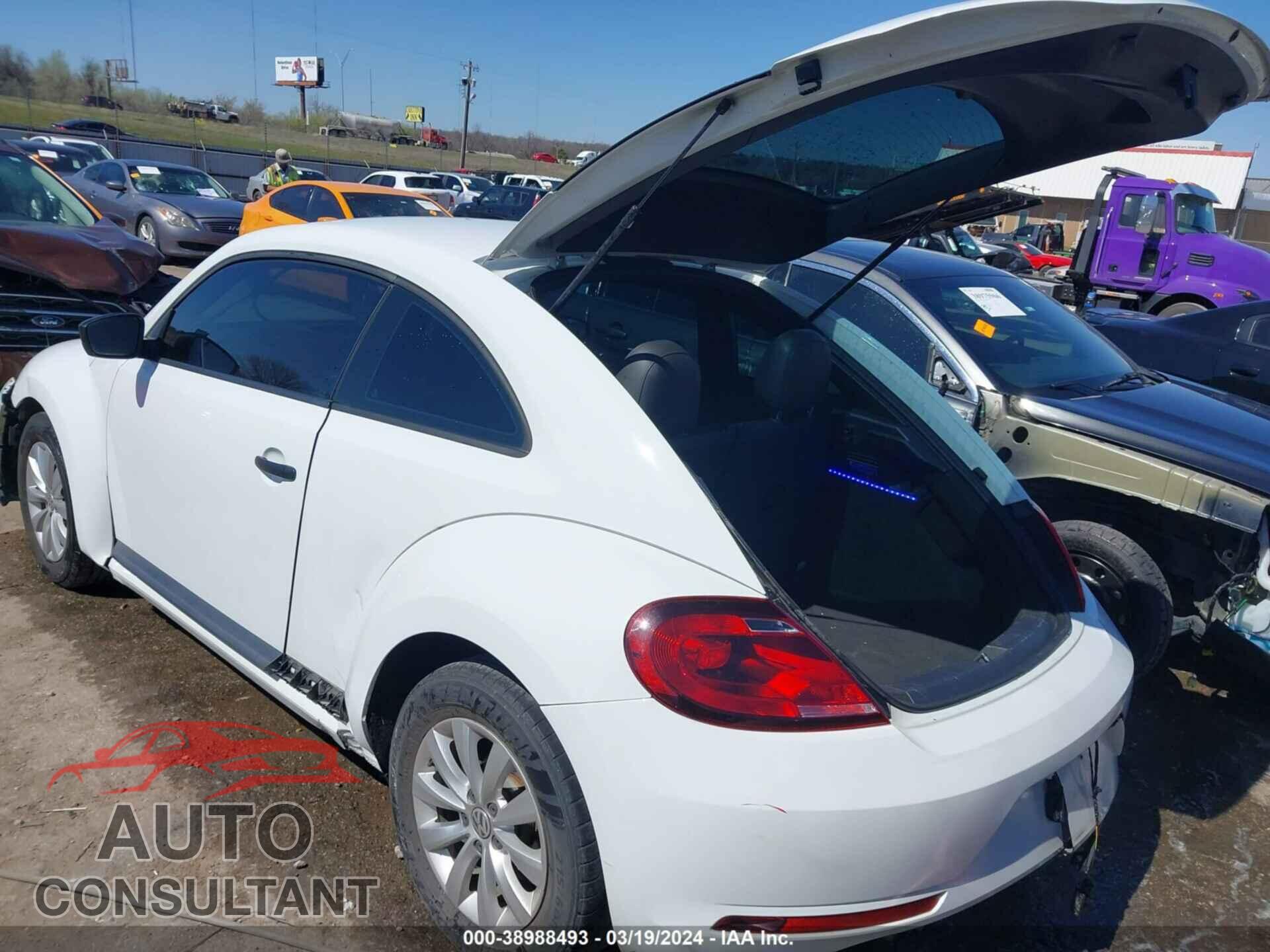 VOLKSWAGEN BEETLE 2017 - 3VWF17AT7HM628233