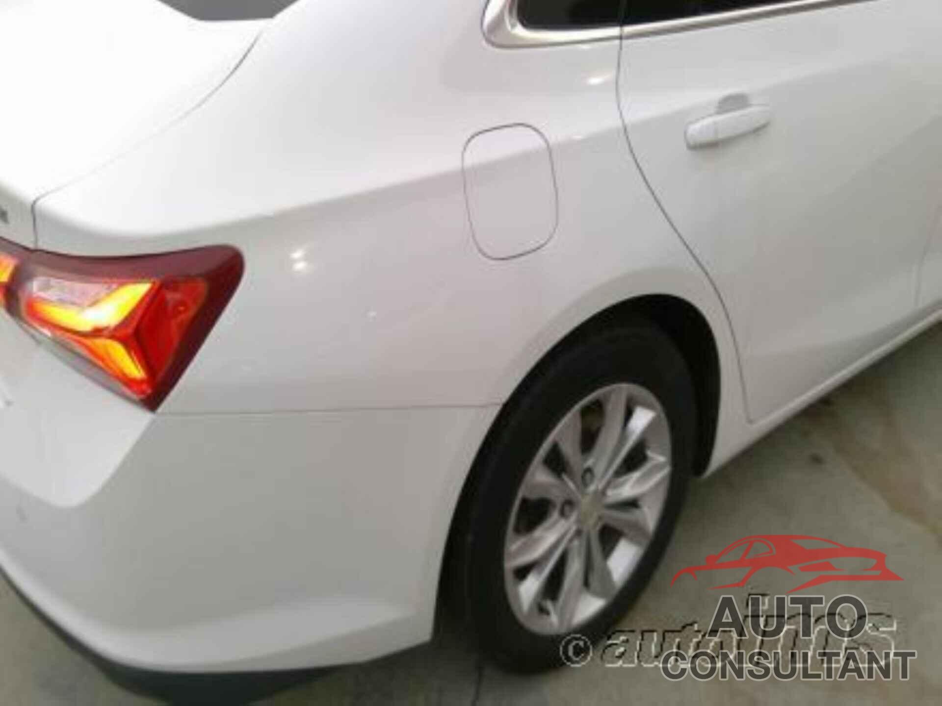 CHEVROLET MALIBU 2019 - 1G1ZD5STXKF195565