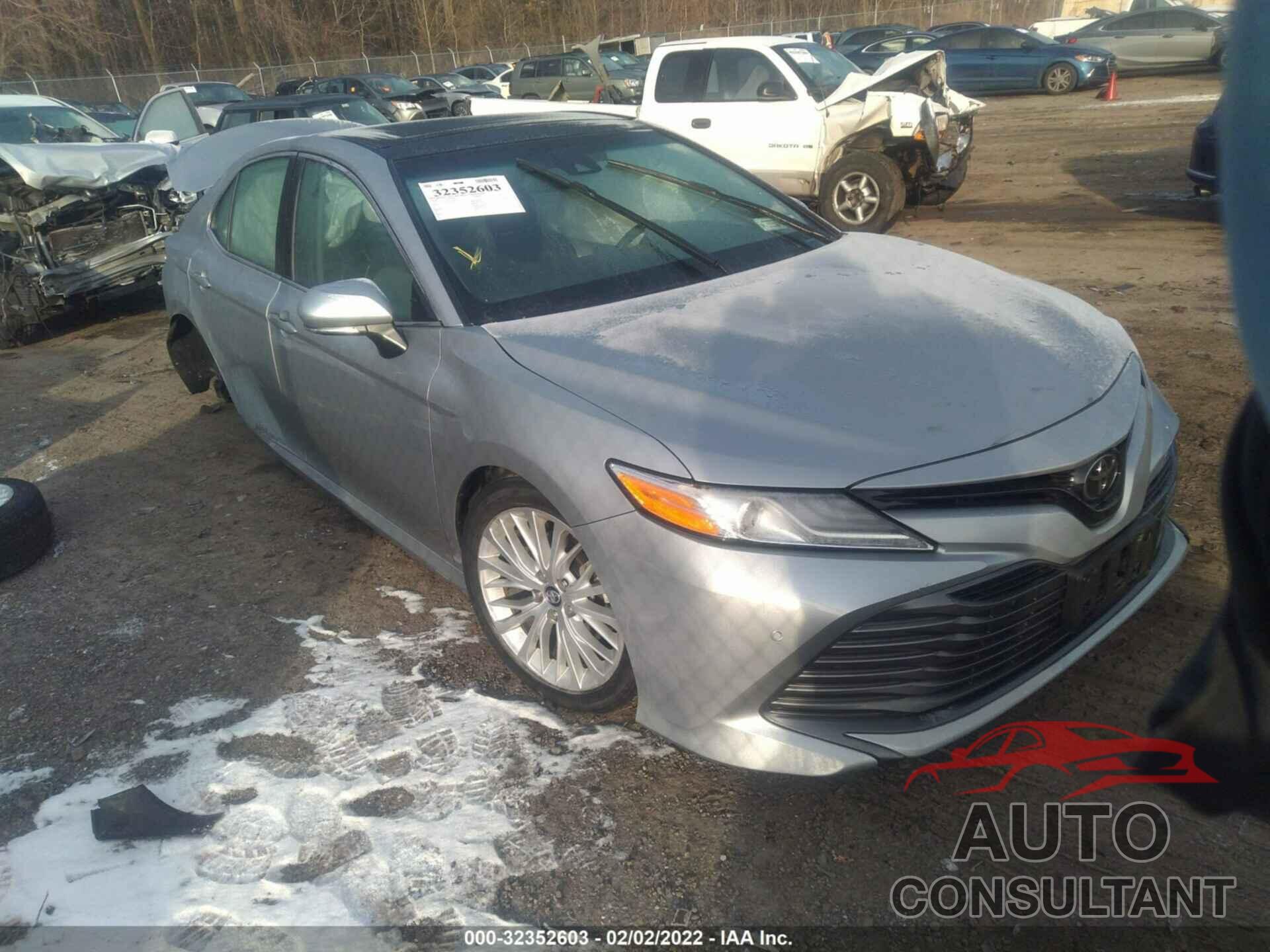 TOYOTA CAMRY 2018 - 4T1B11HK8JU136075