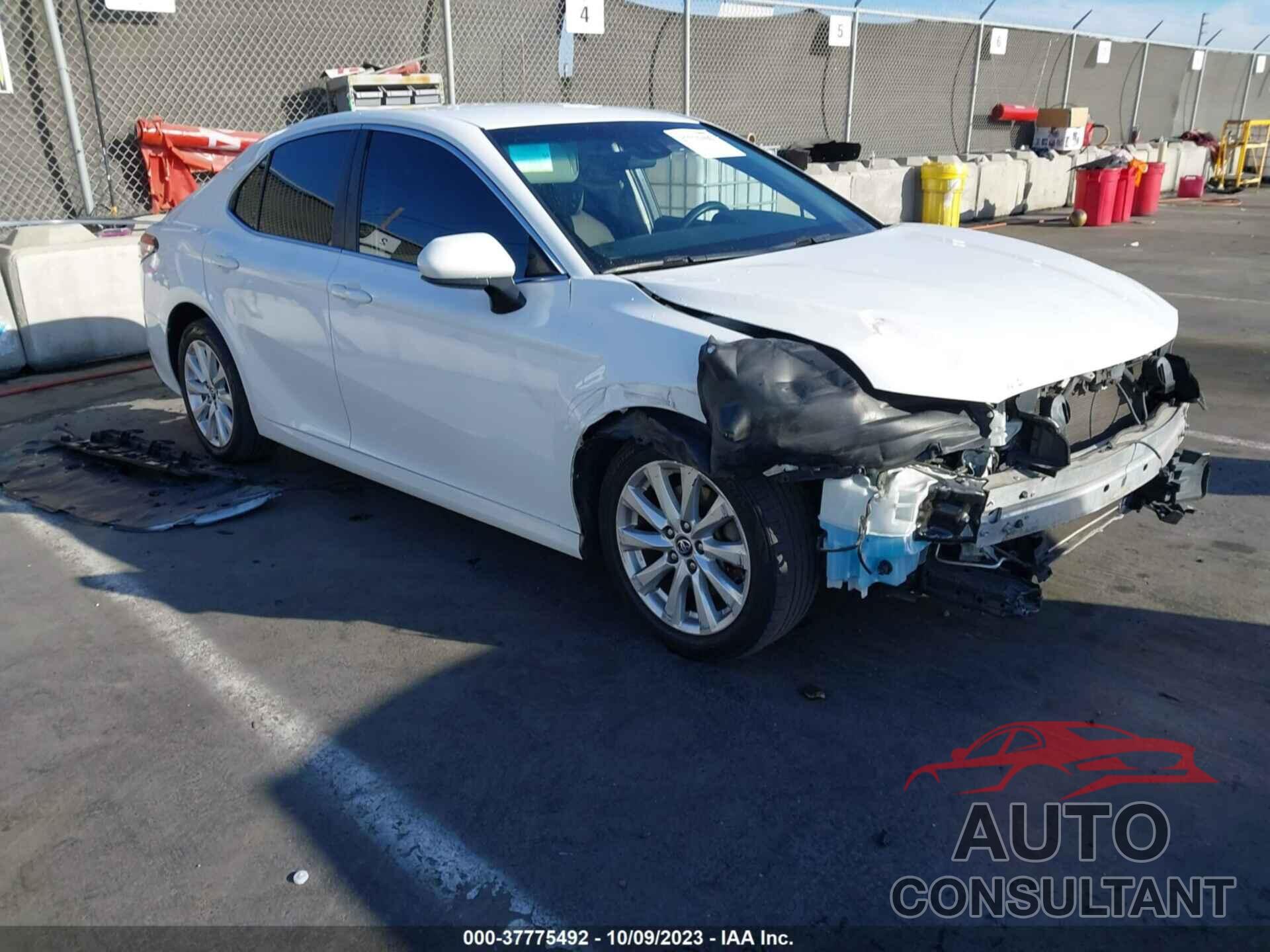 TOYOTA CAMRY 2018 - 4T1B11HK2JU104285