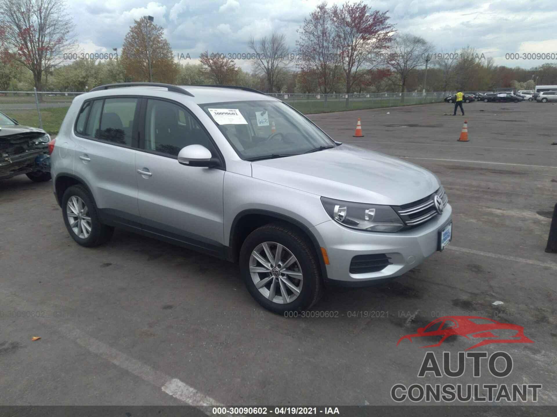 VOLKSWAGEN TIGUAN 2017 - WVGAV7AX4HK049479