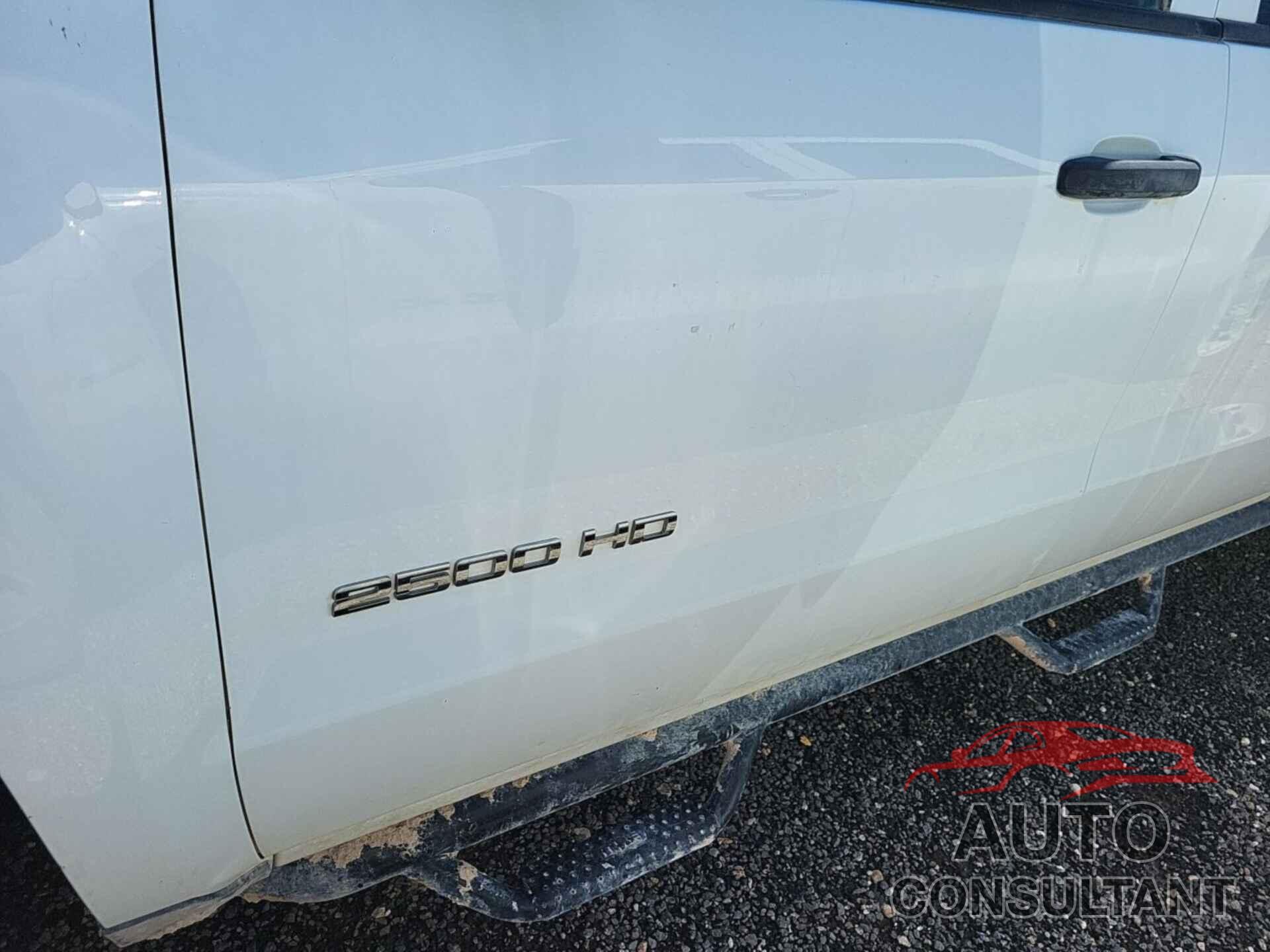 CHEVROLET SILVERADO 2018 - 1GC1KUEG2JF190555