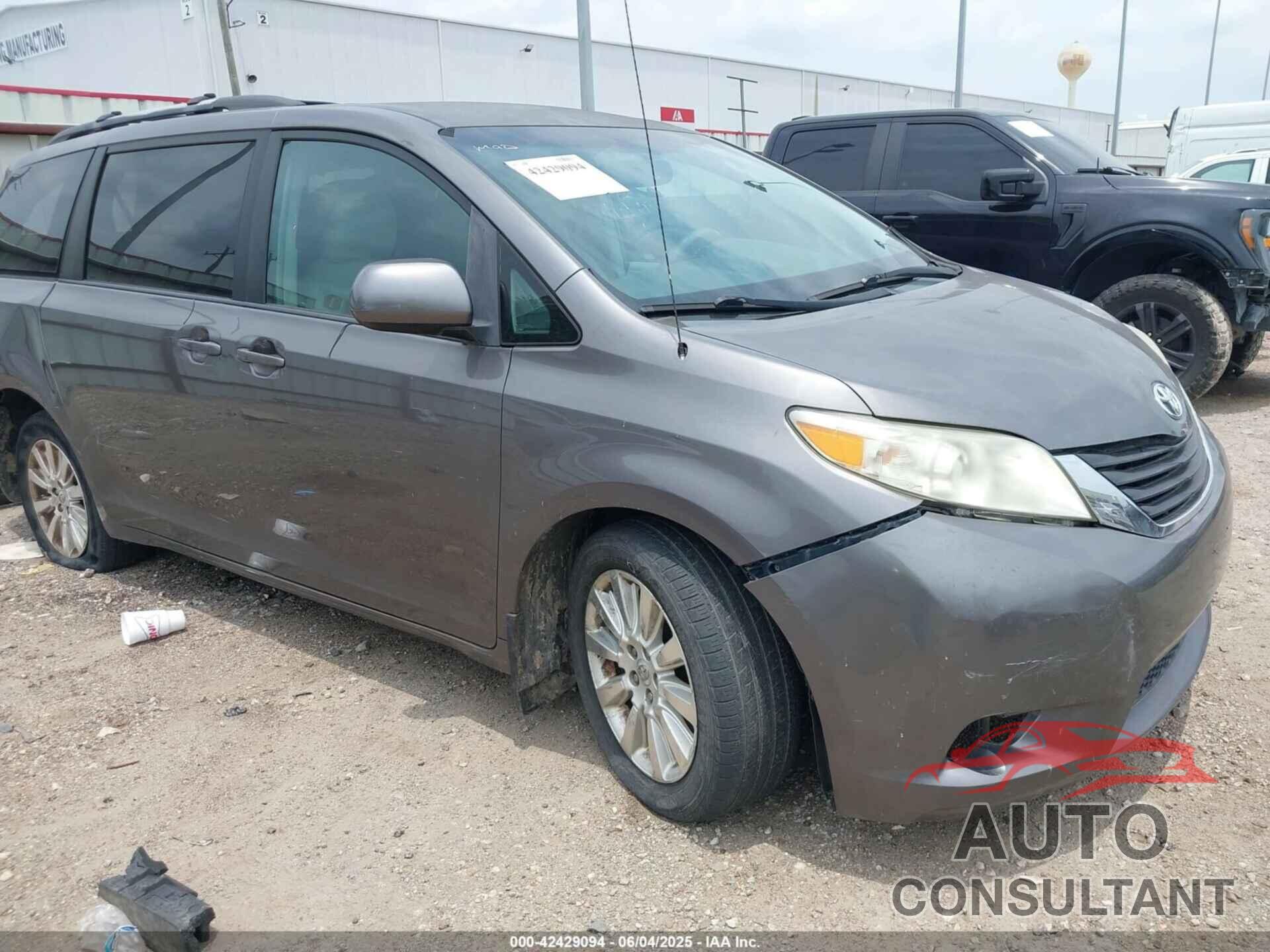 TOYOTA SIENNA 2011 - 5TDJK3DC0BS020754